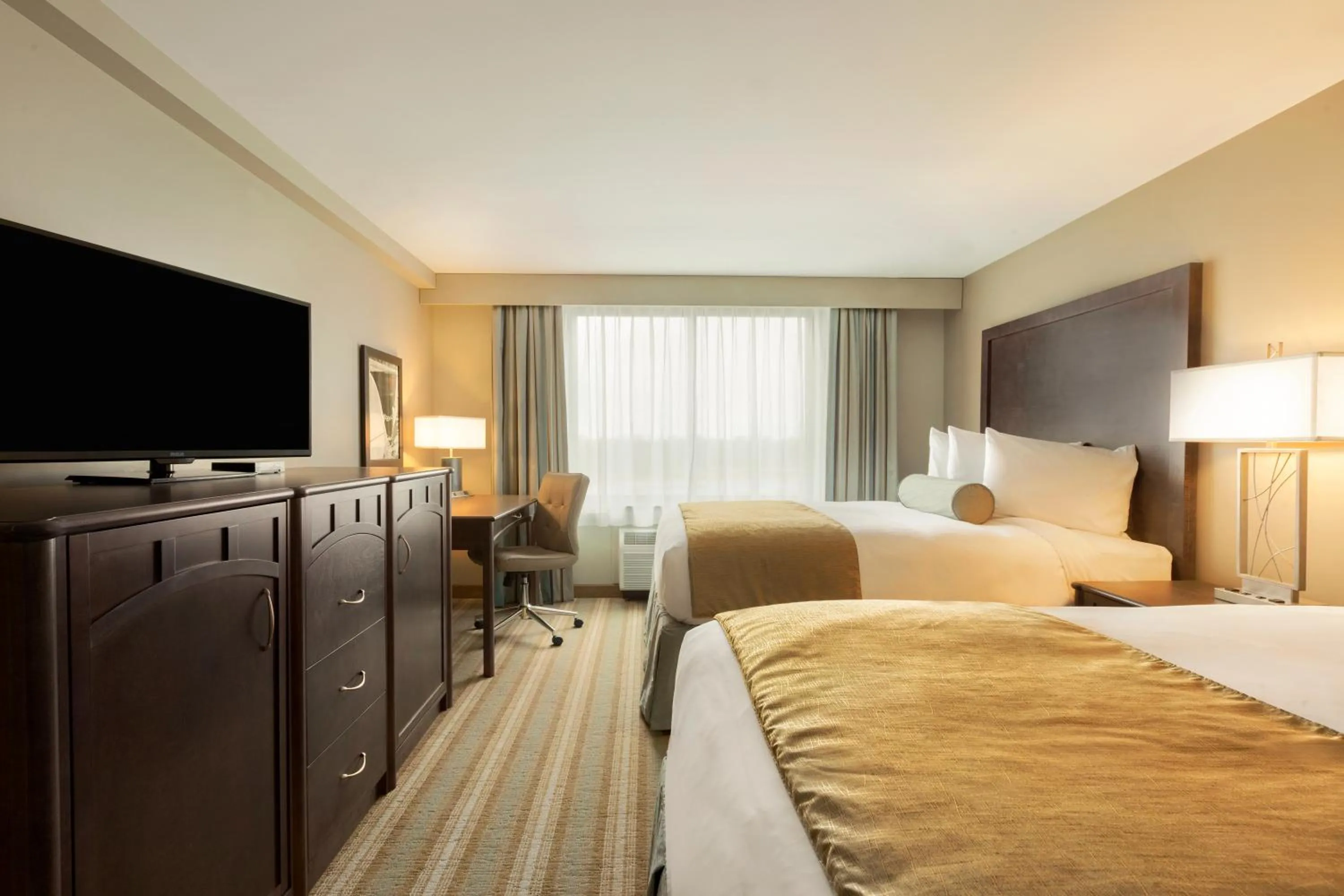 Bed in Country Inn & Suites by Radisson, Bemidji, MN