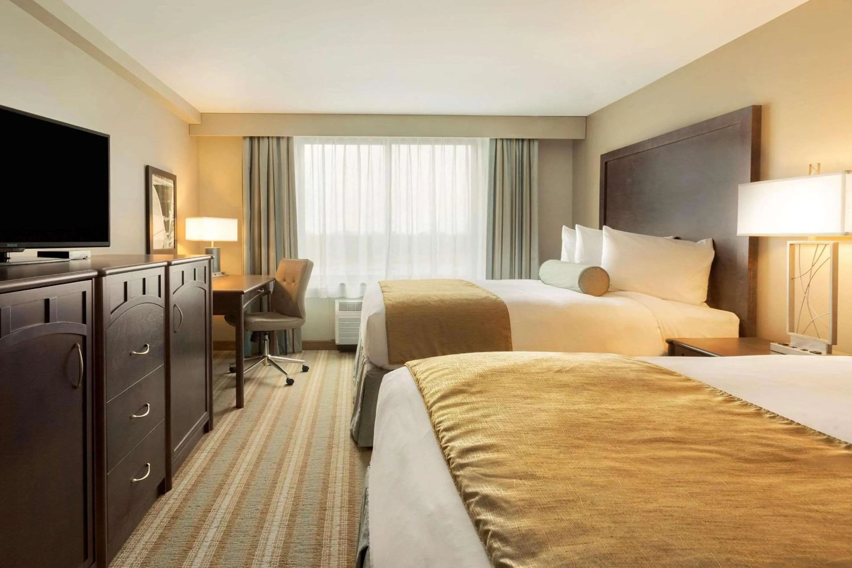 Bedroom, Bed in Country Inn & Suites by Radisson, Bemidji, MN