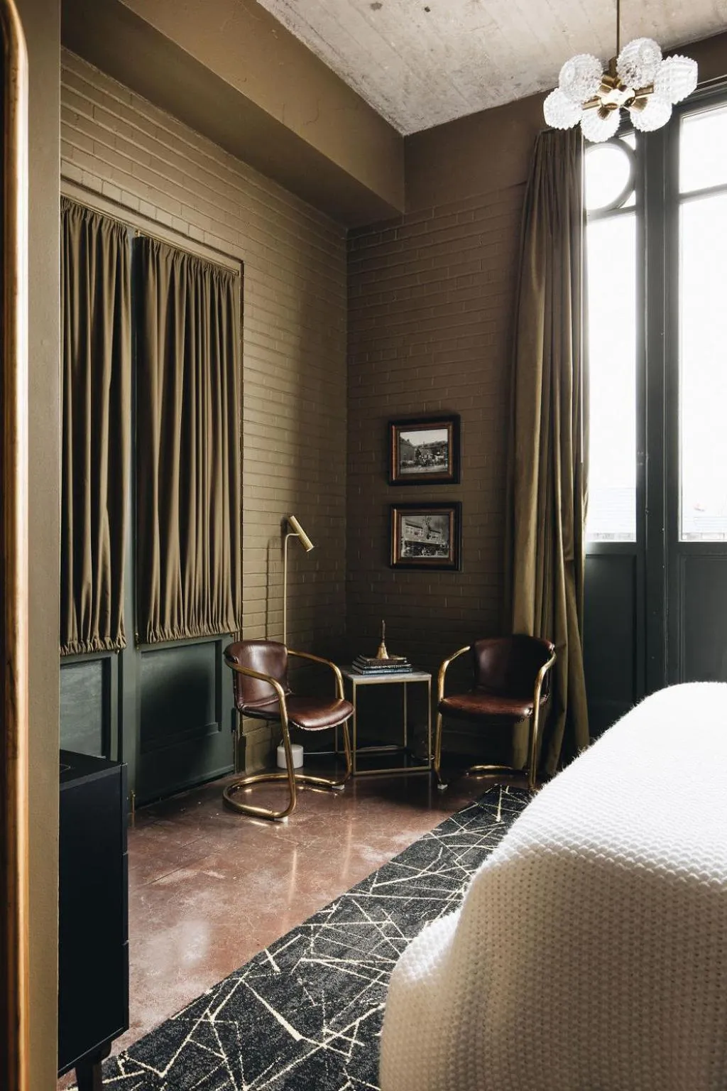 Seating area, Bed in The Bellwether Hotel