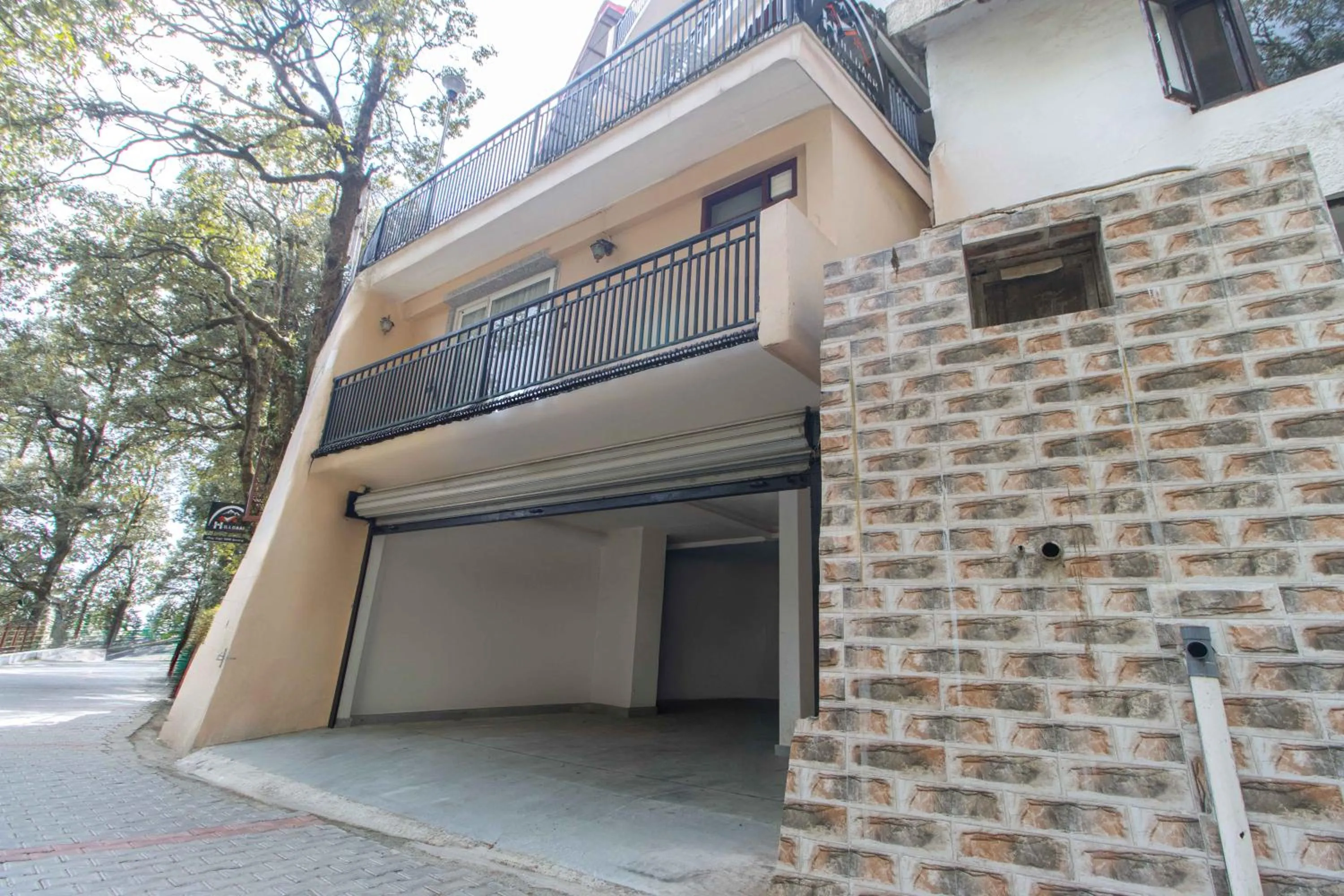 Parking in Treebo Hilldaar Dalhousie