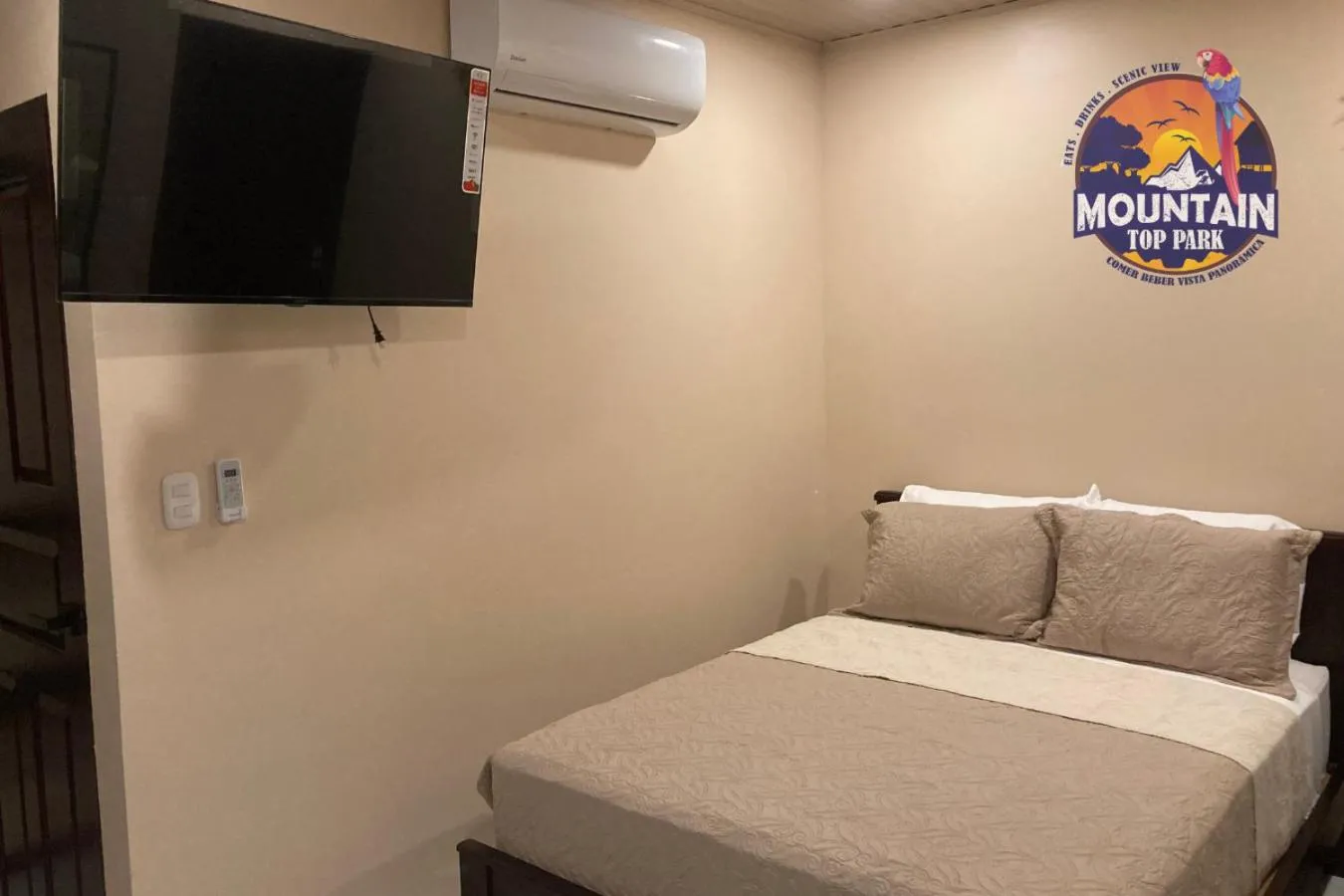 Photo of the whole room, Bed in Mountain Top Park Hotel