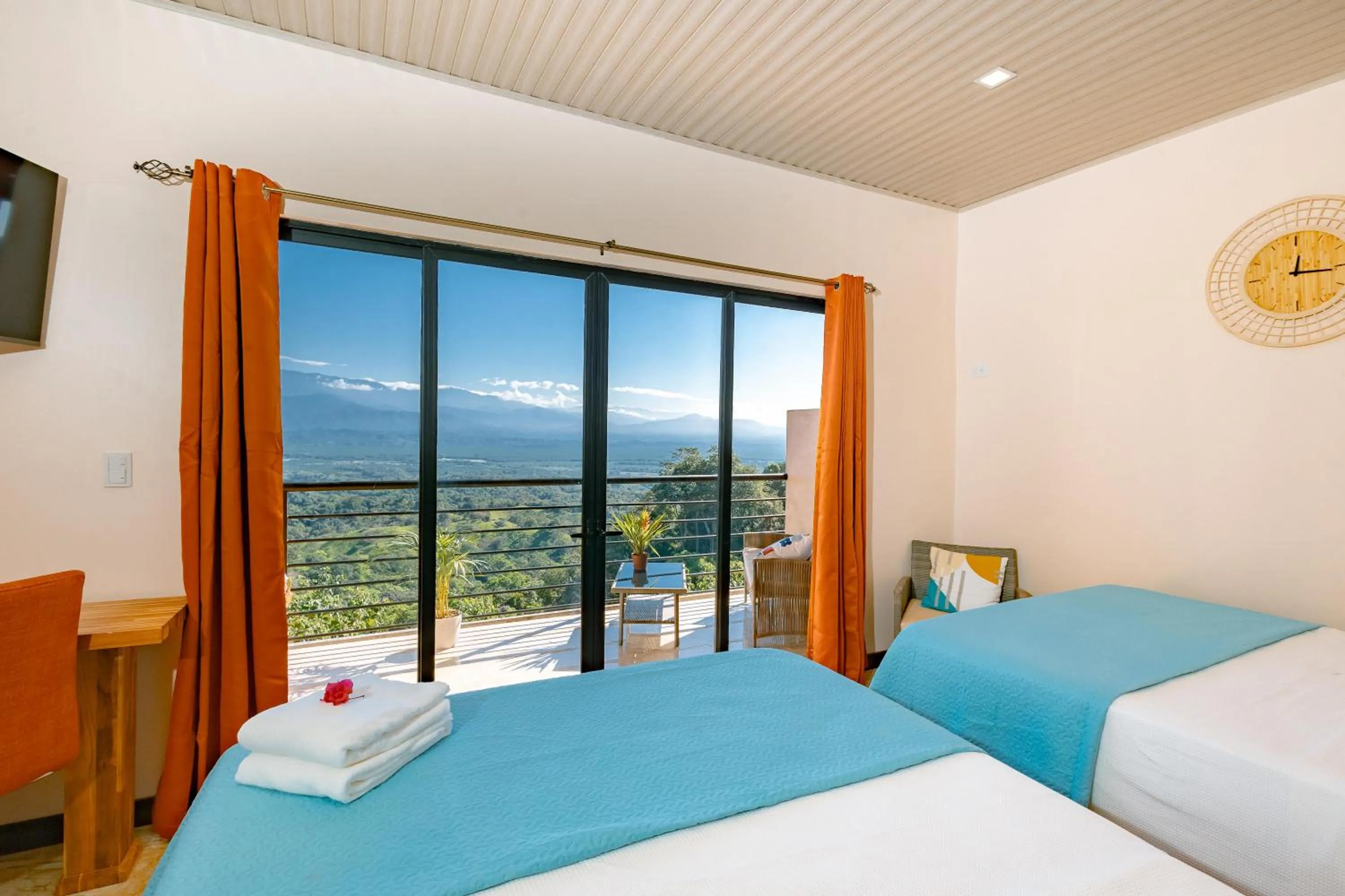 Mountain view, Bed in Mountain Top Park Hotel