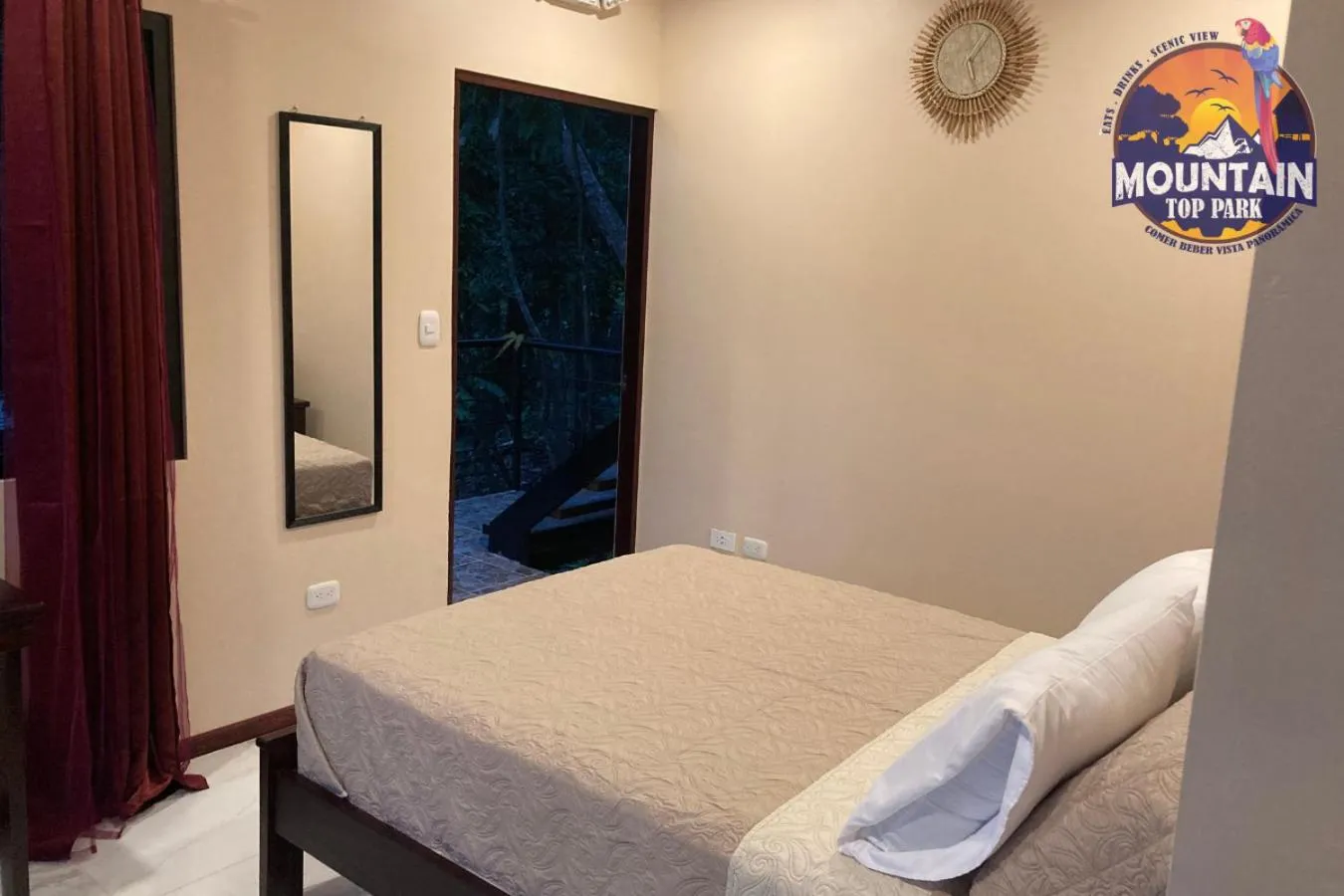 Photo of the whole room, Bed in Mountain Top Park Hotel