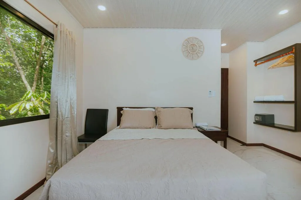 Bedroom, Bed in Mountain Top Park Hotel