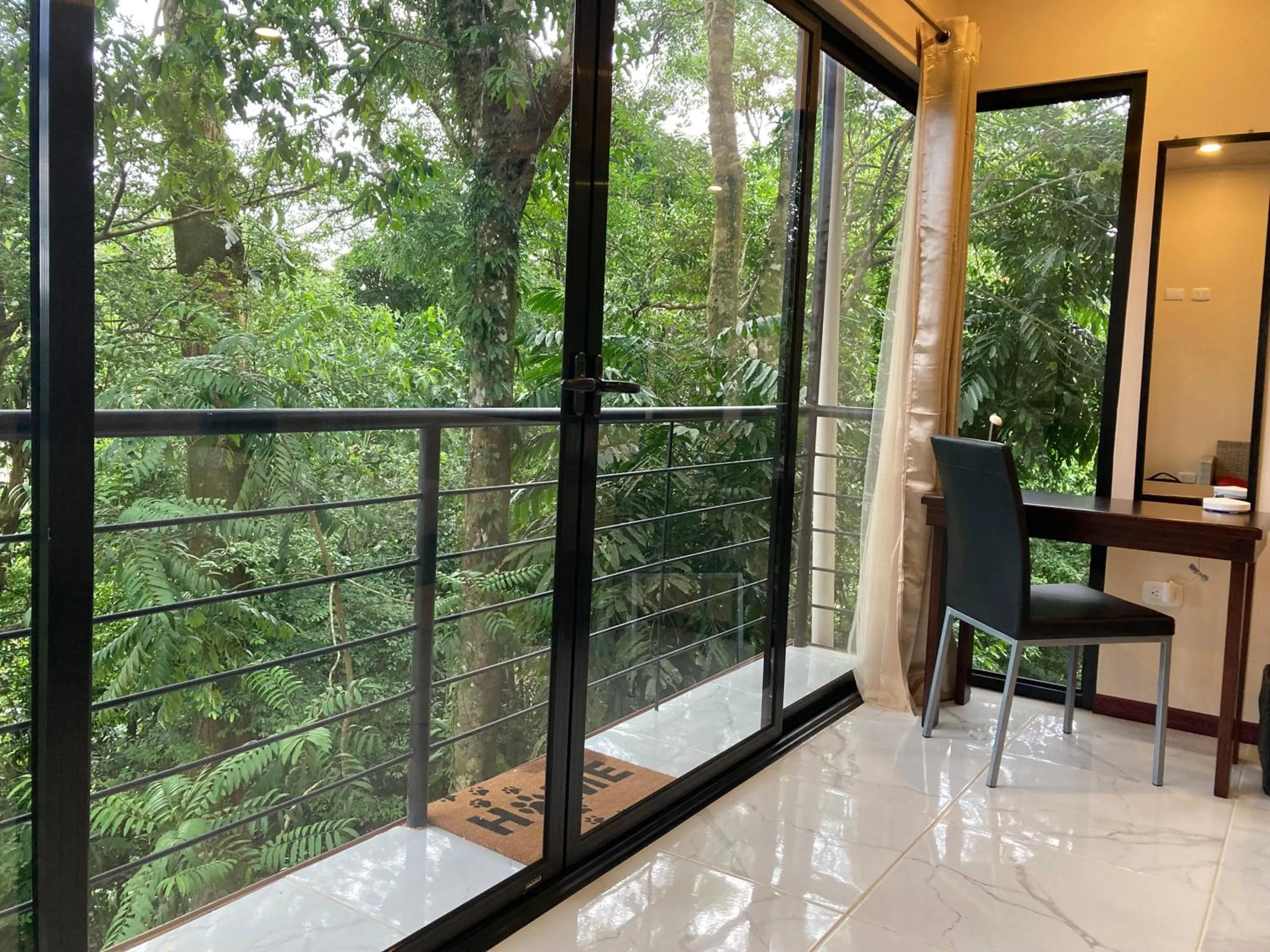Seating area in Mountain Top Park Hotel