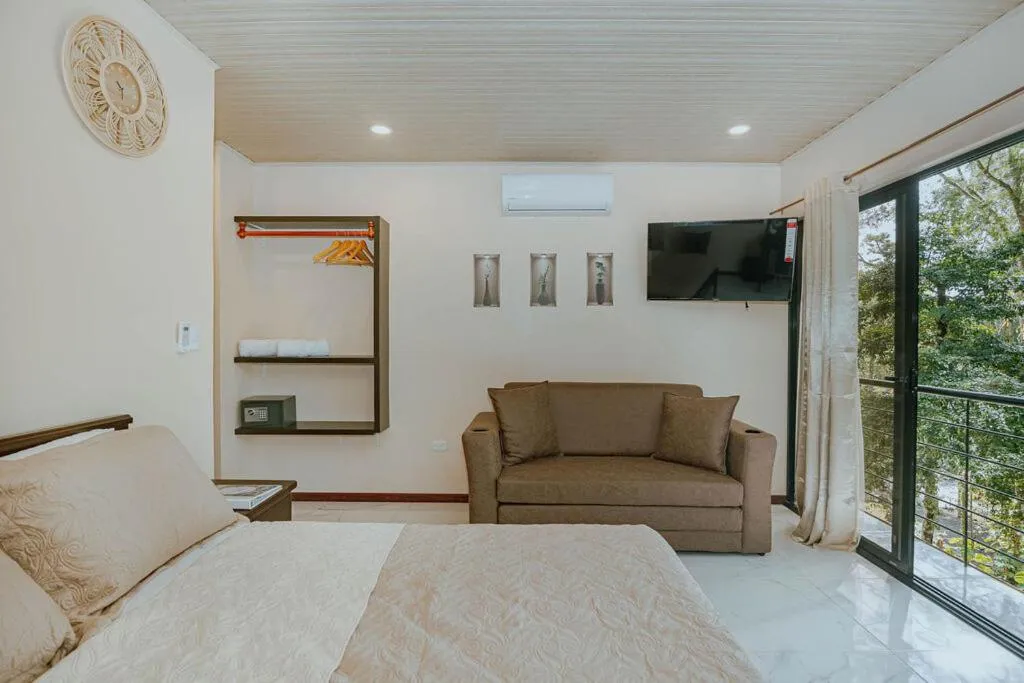 Photo of the whole room, Bed in Mountain Top Park Hotel