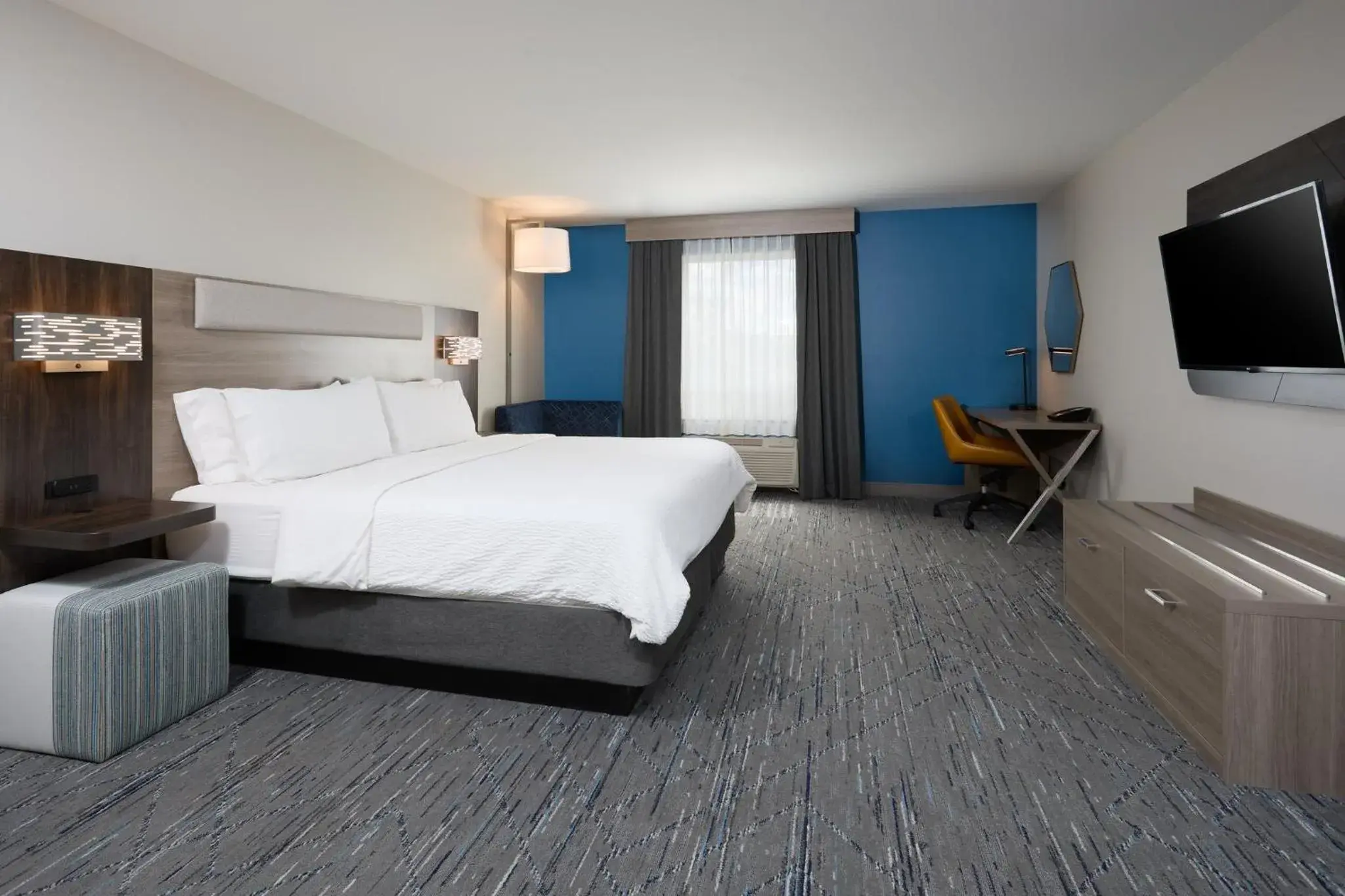 Standard King Room in Holiday Inn Express Hotel & Suites Swift Current by IHG Standard King Room in Holiday Inn Express Hotel & Suites Swift Current by IHG