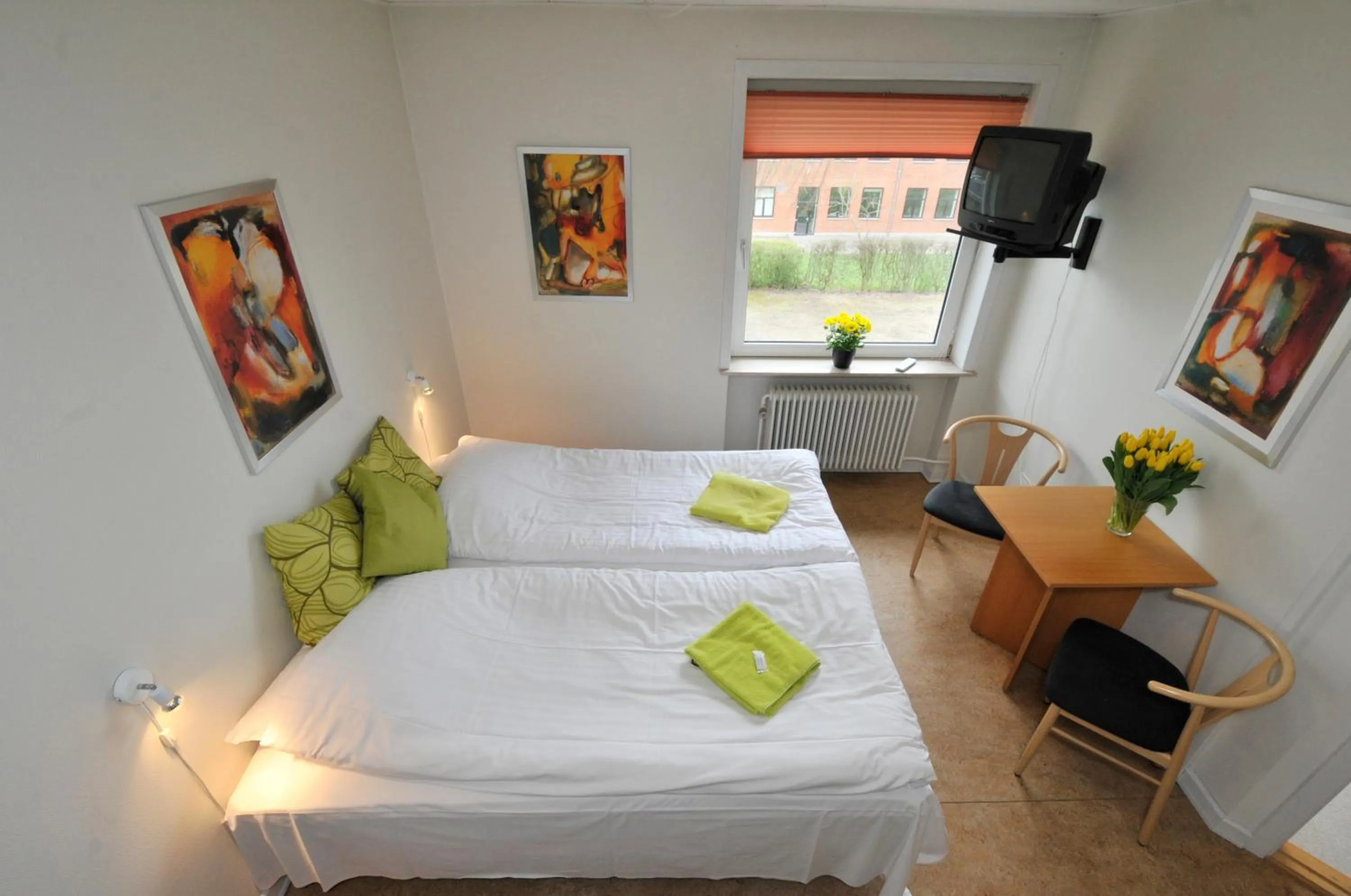 Photo of the whole room, Bed in Thyregod Kursuscenter