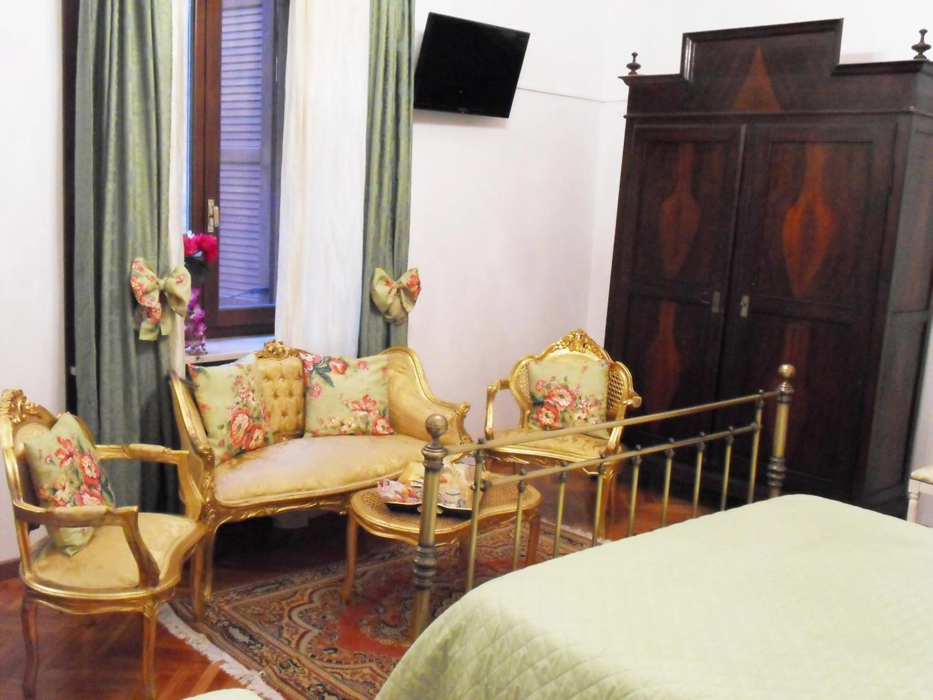 Photo of the whole room, Bed in Art&Coffee