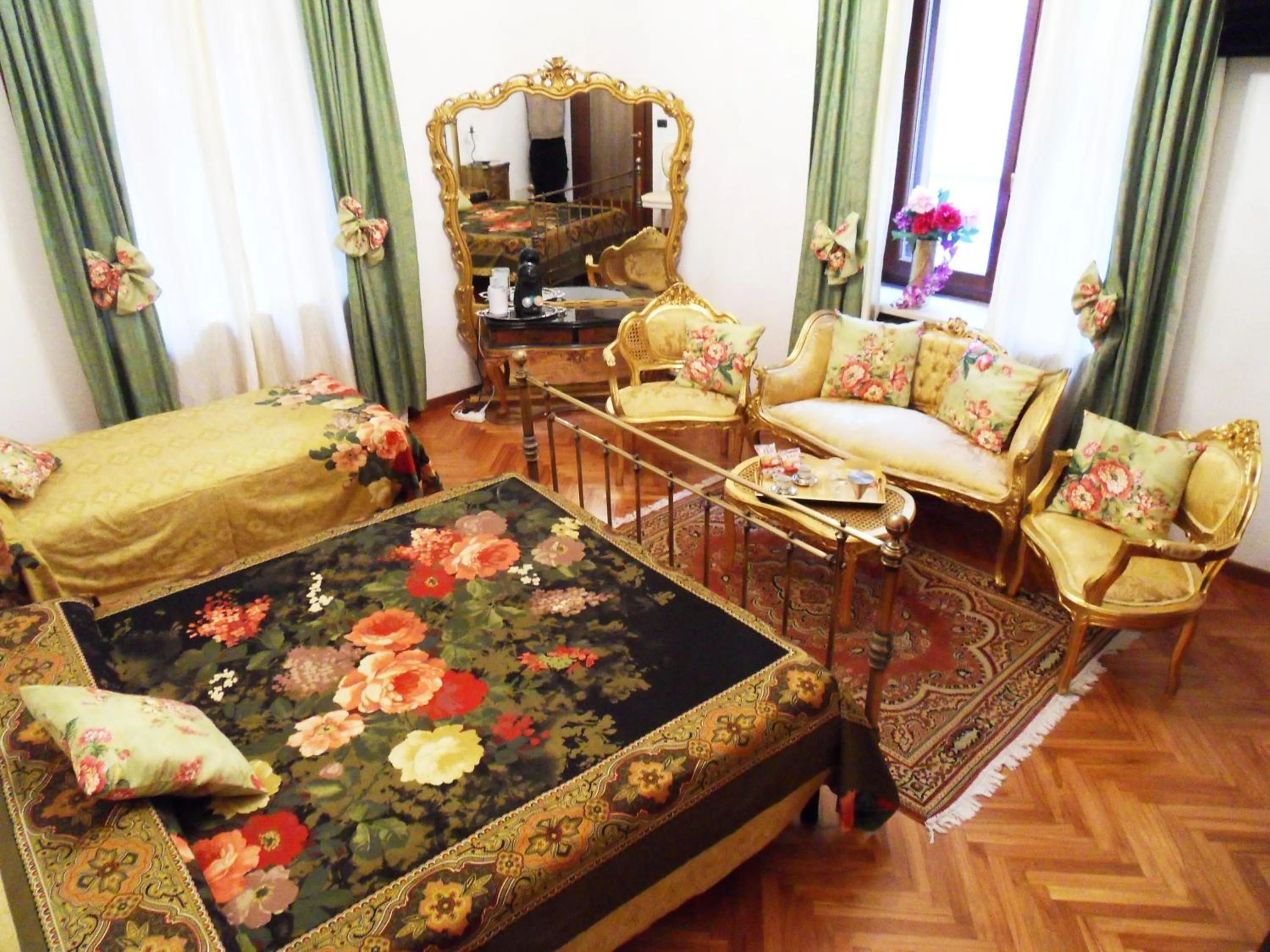 Photo of the whole room, Bed in Art&Coffee