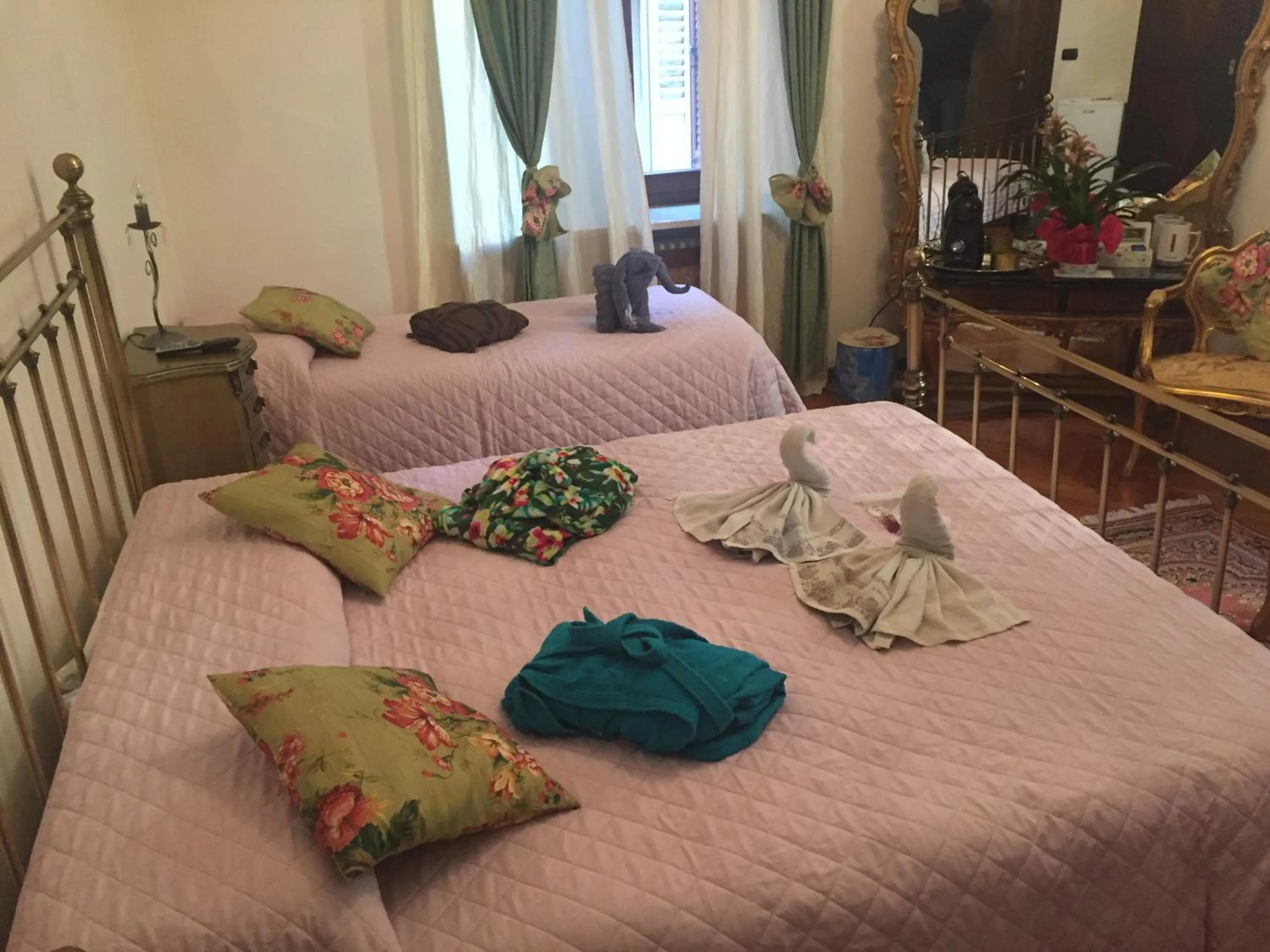 Photo of the whole room, Bed in Art&Coffee