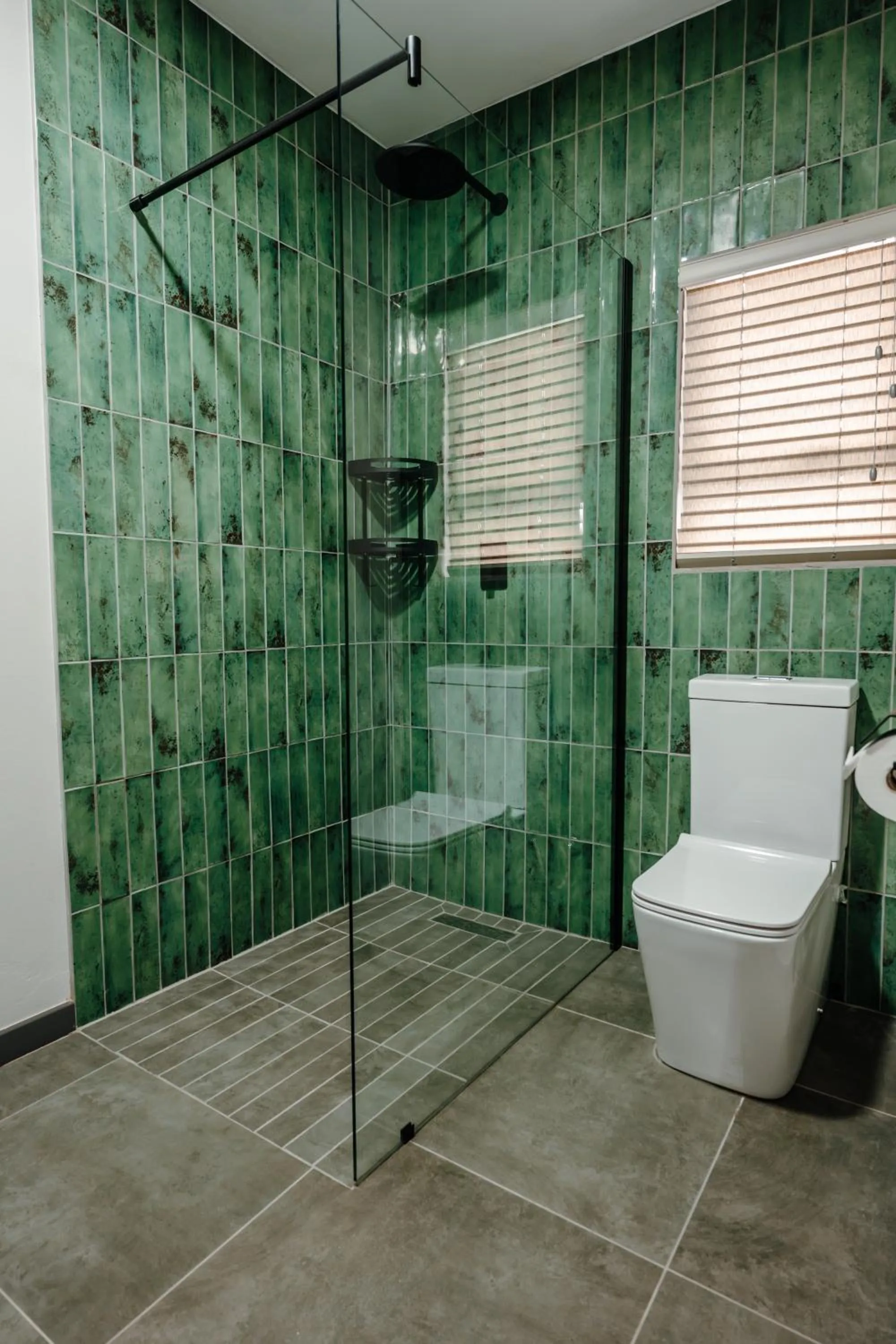 Shower in 80 on Thabo