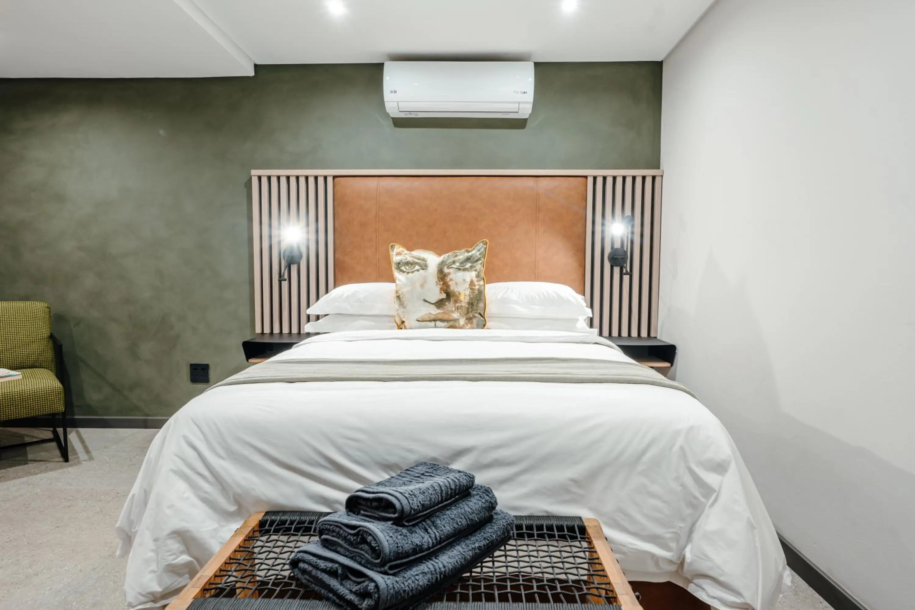 Bedroom, Bed in 80 on Thabo