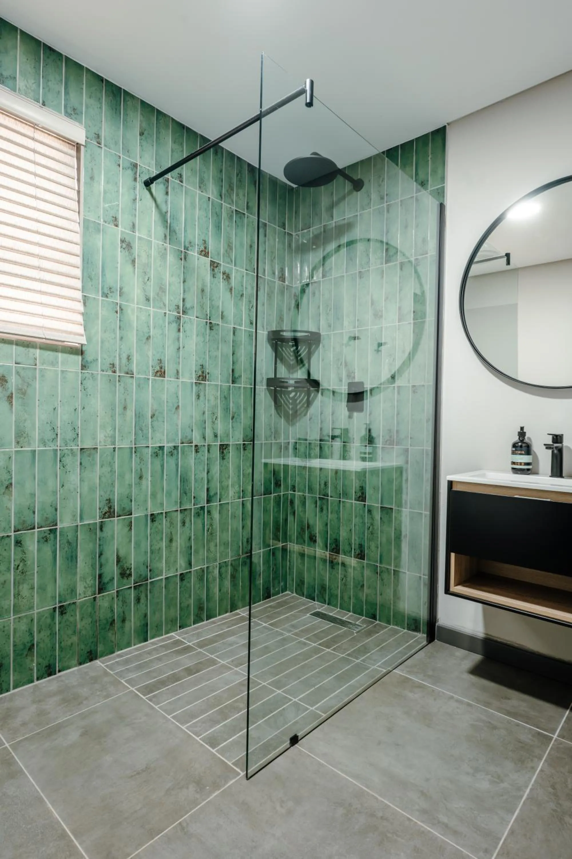 Shower in 80 on Thabo