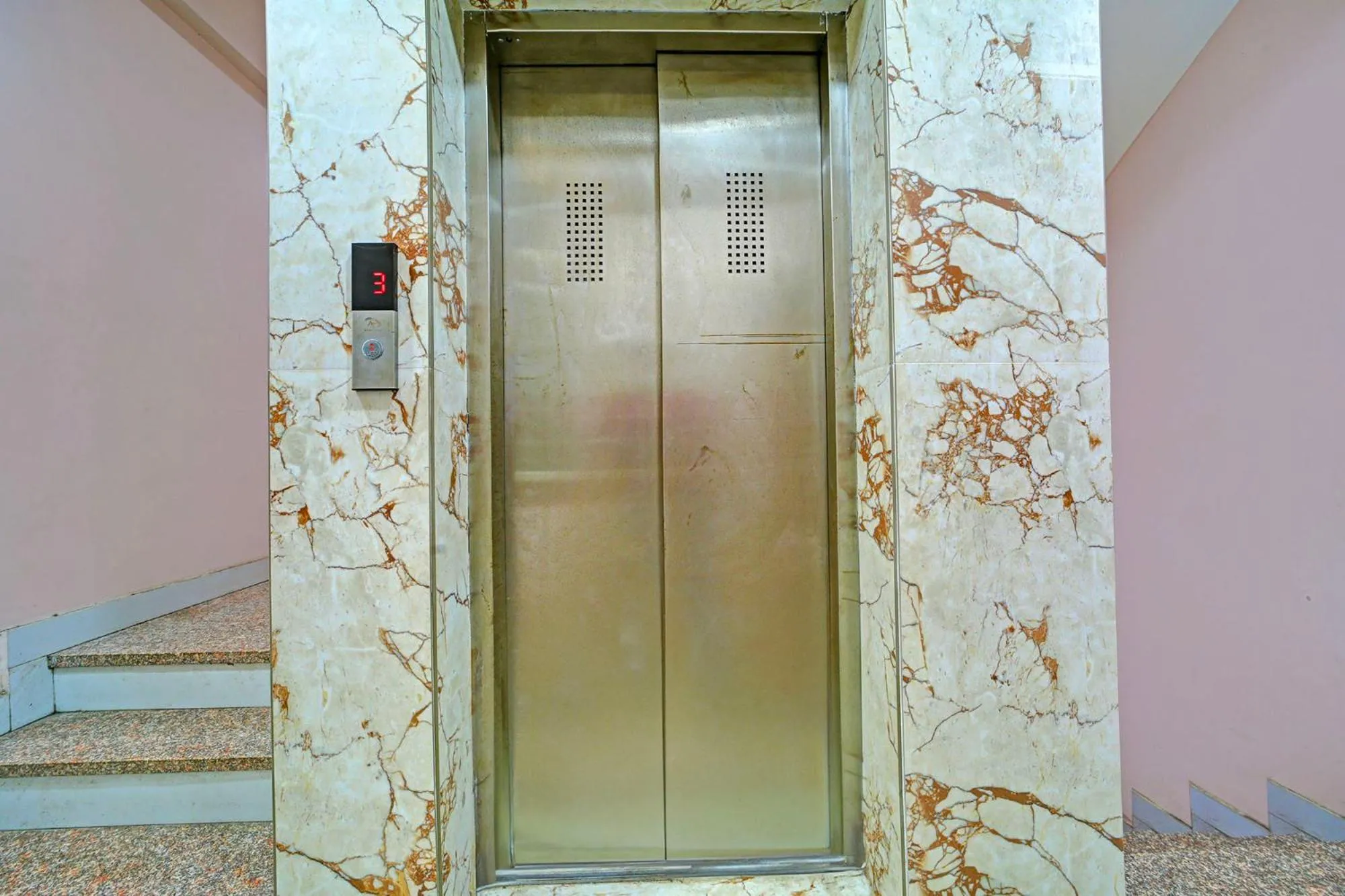 elevator in Via Prathma