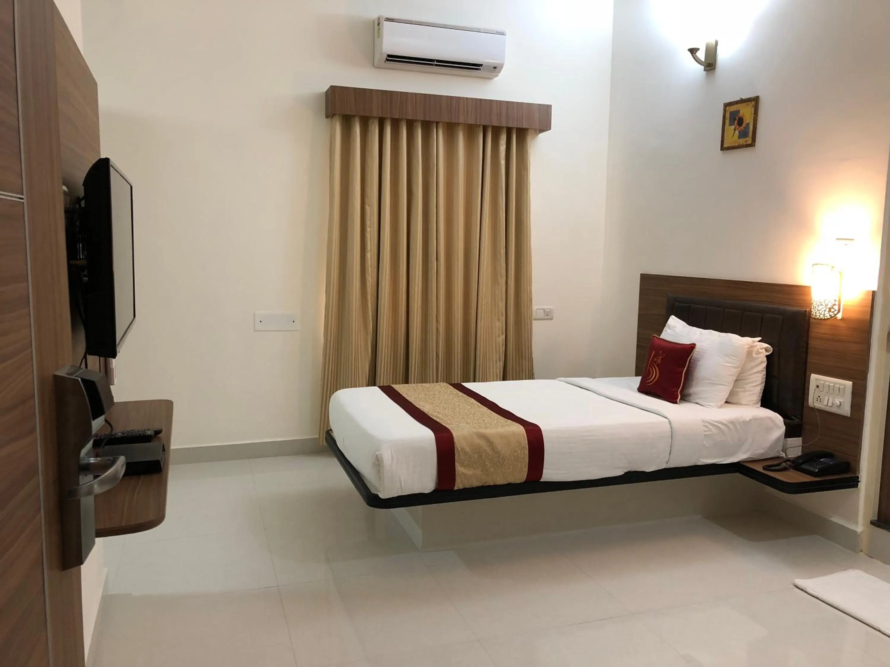 Photo of the whole room in Hotel Grand Bee Bangalore