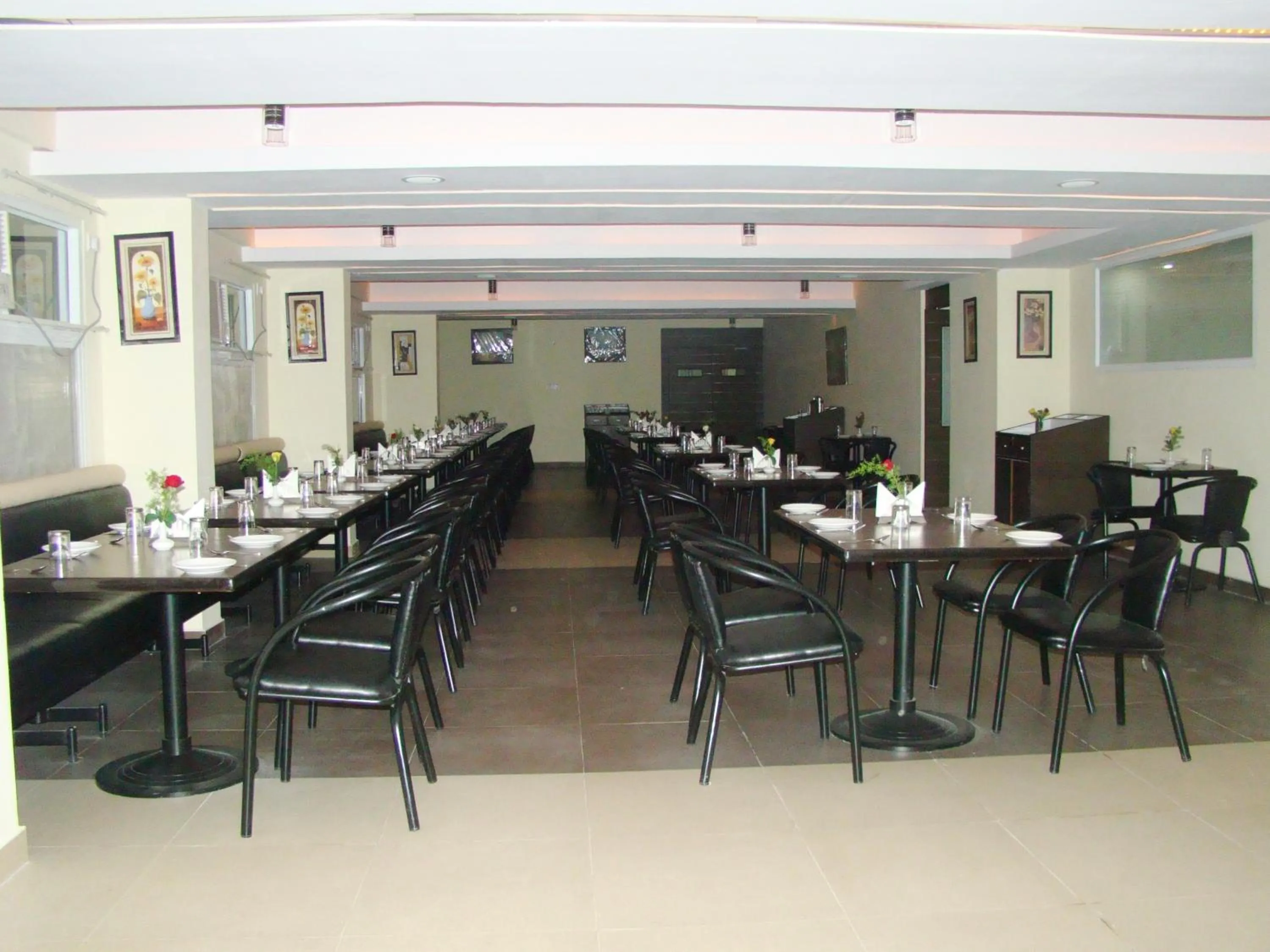 Restaurant/places to eat in Hotel Grand Bee Bangalore