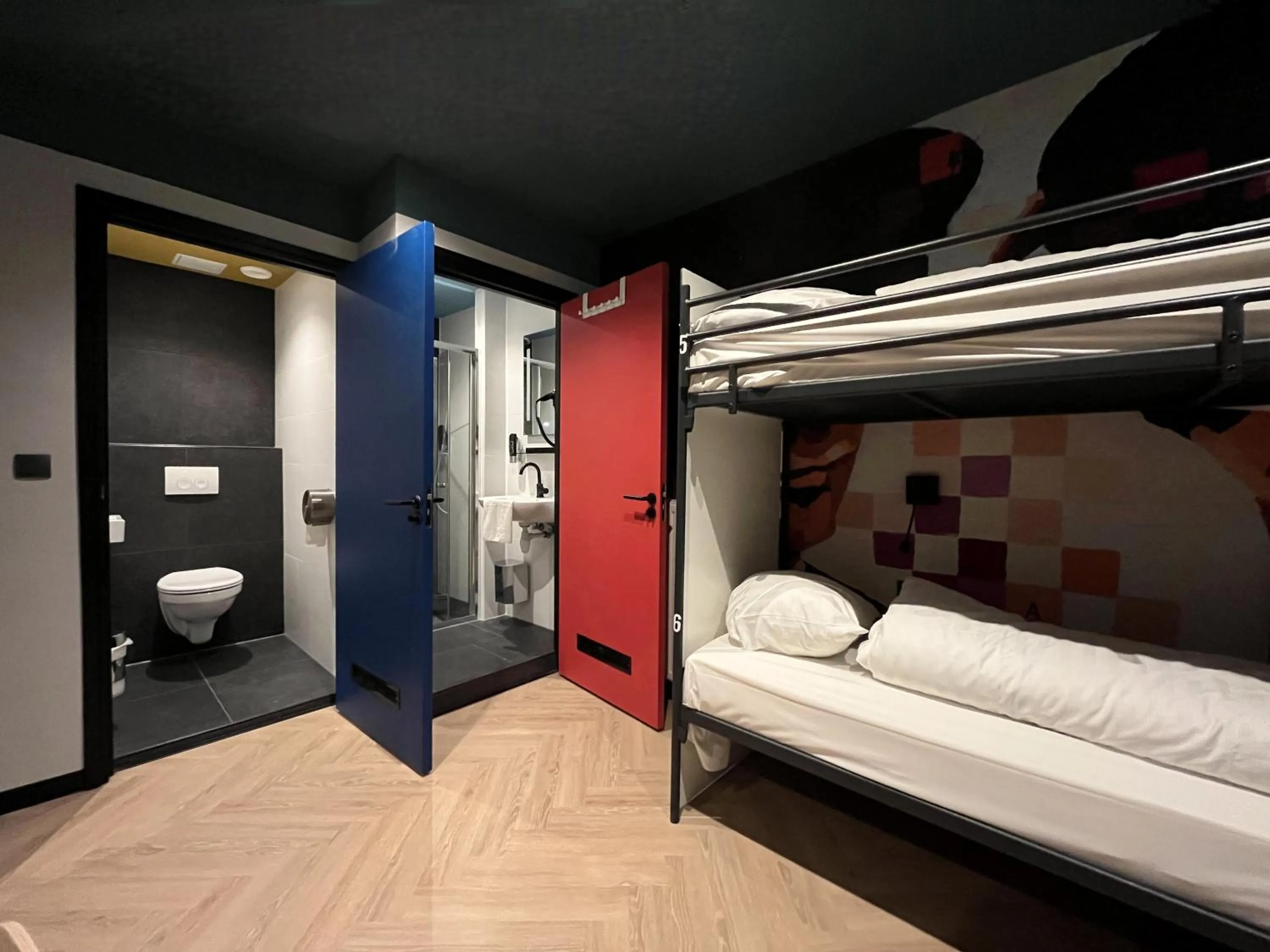 Bathroom, Bed in Heart of Amsterdam Hostel