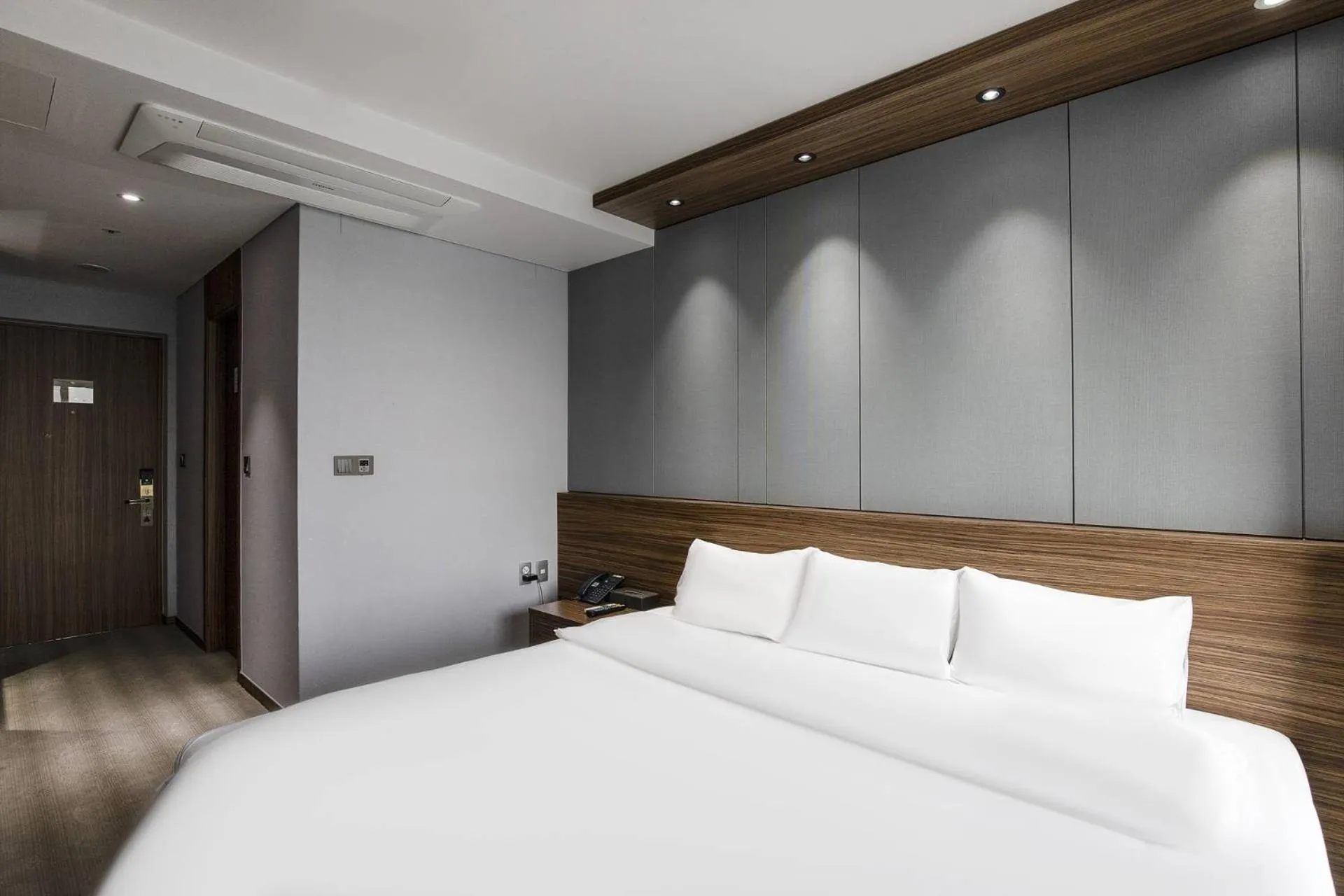 Bed in Western Grace Hotel Incheon