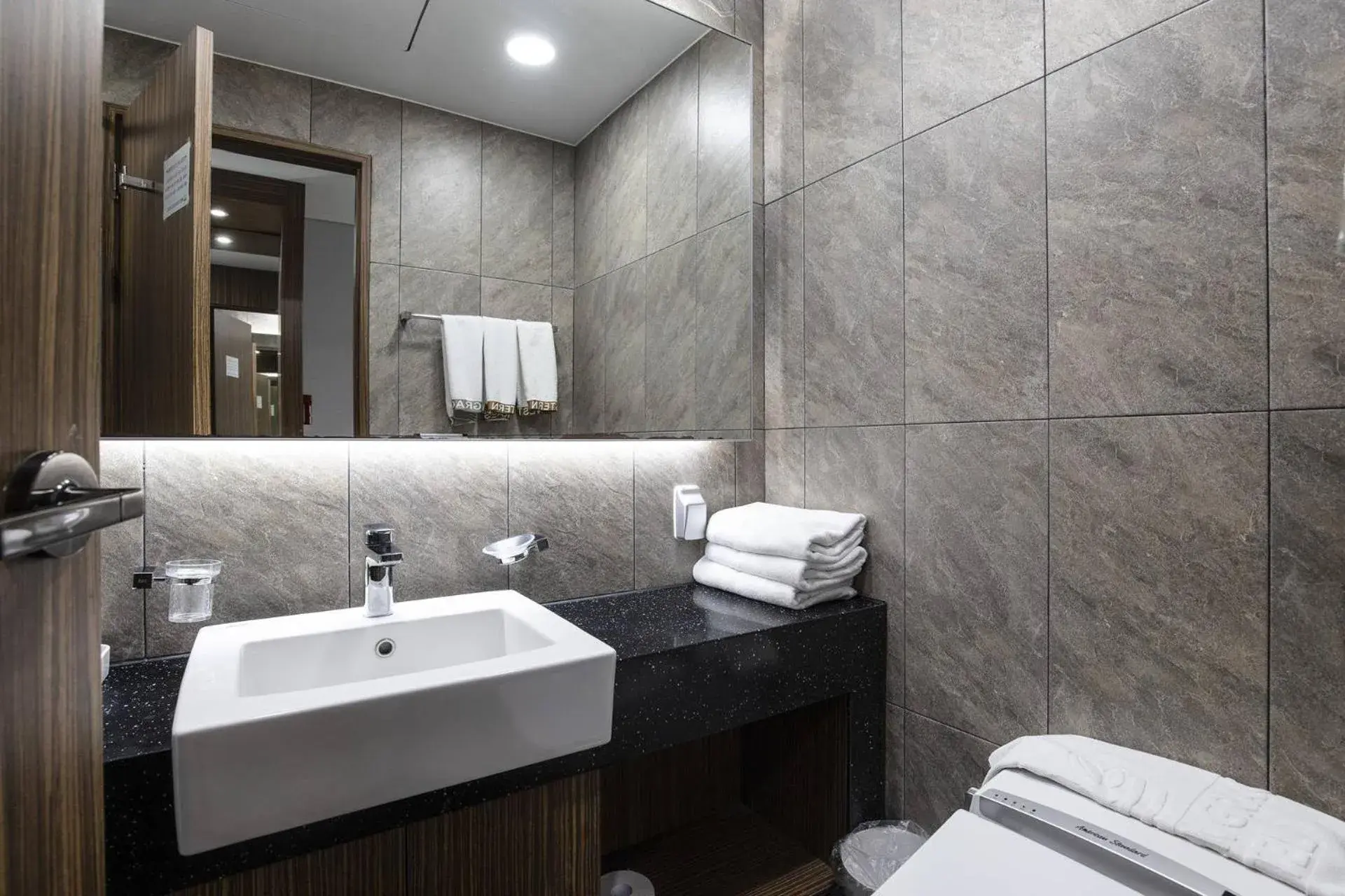 Deluxe King Room with Terrace in Western Grace Hotel Incheon Deluxe King Room with Terrace in Western Grace Hotel Incheon