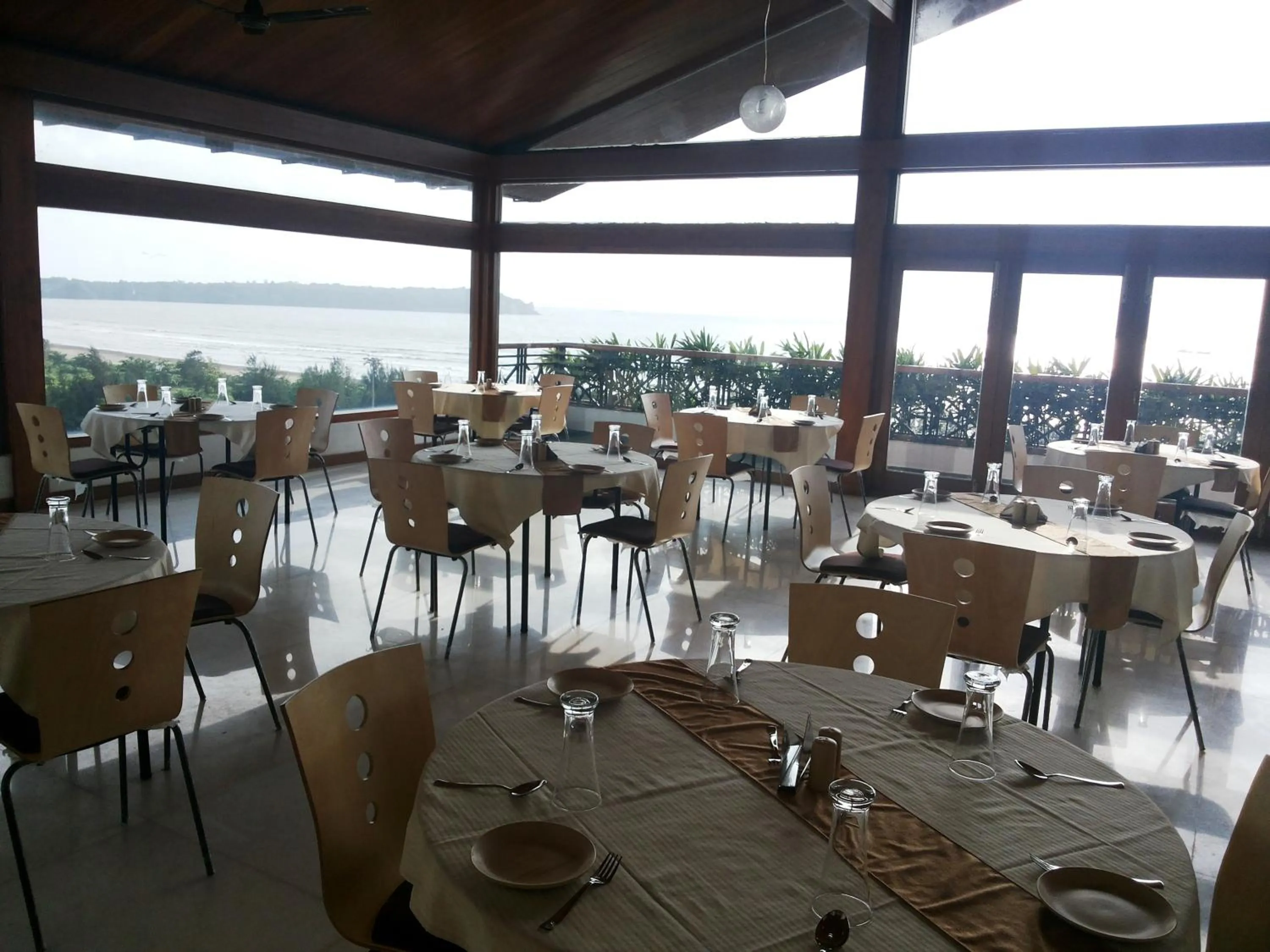 Restaurant/places to eat in Varanda Do Mar