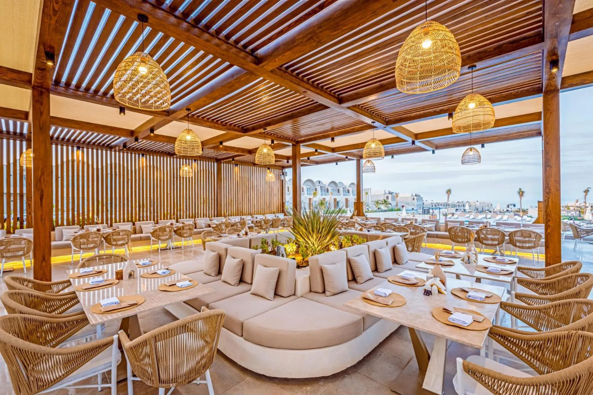 Restaurant/places to eat in Sunrise Anjum Resort