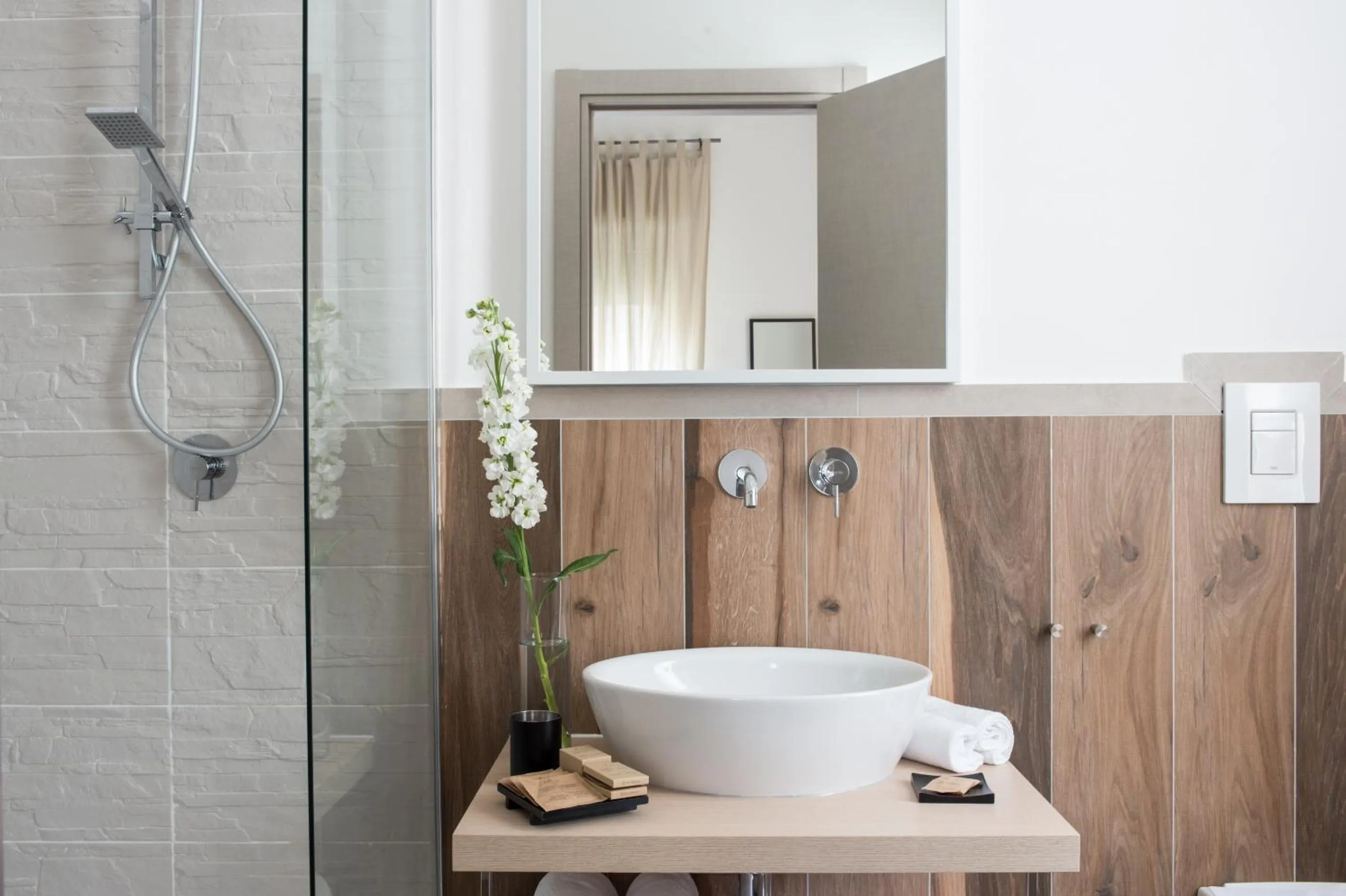 Shower in La Maison des Tout le Monde