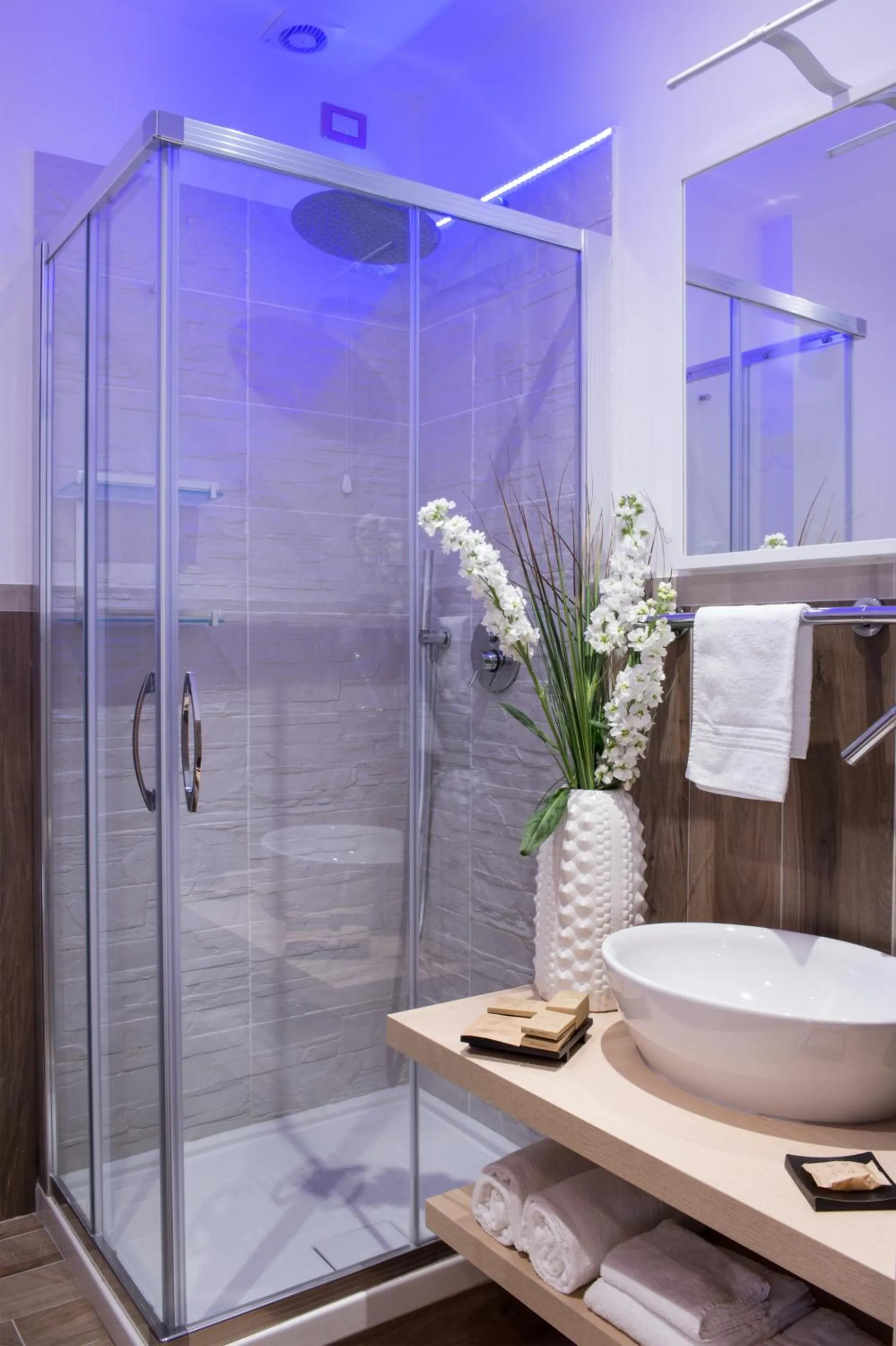 Shower in La Maison des Tout le Monde