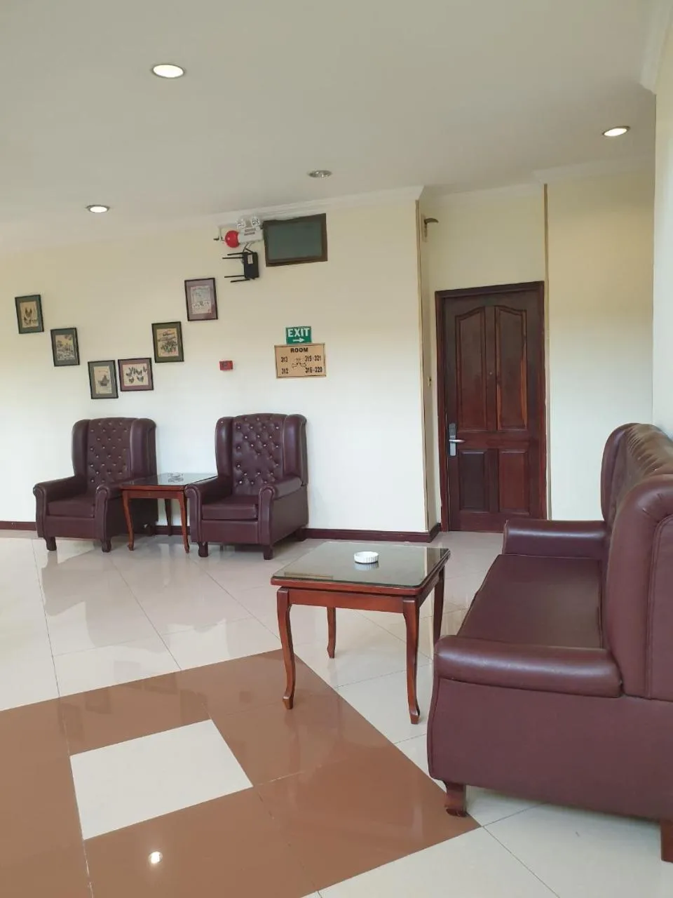 Communal lounge/ TV room in Ngọc Lan Hotel