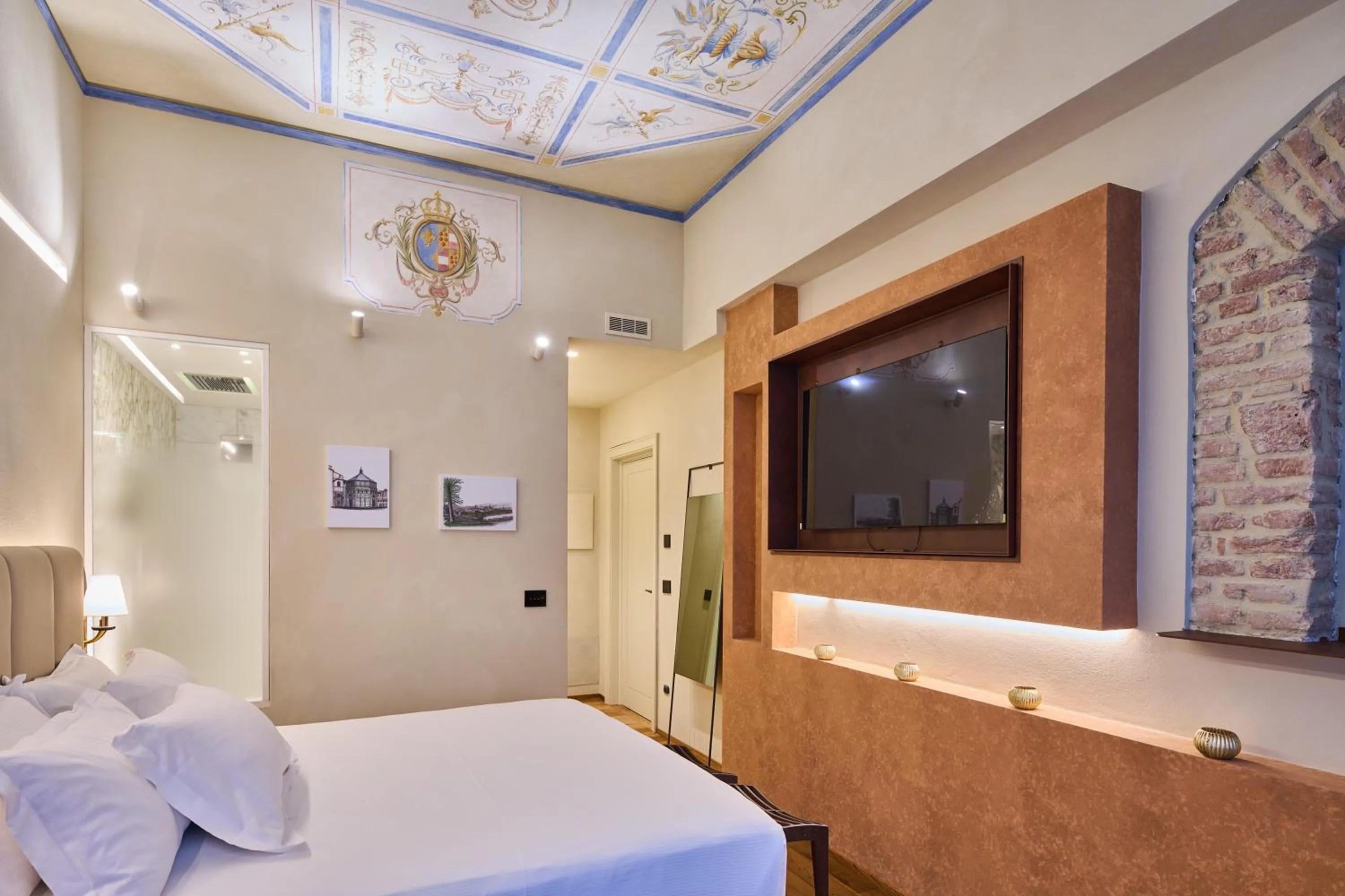 Bed in Duomo Luxury Florence