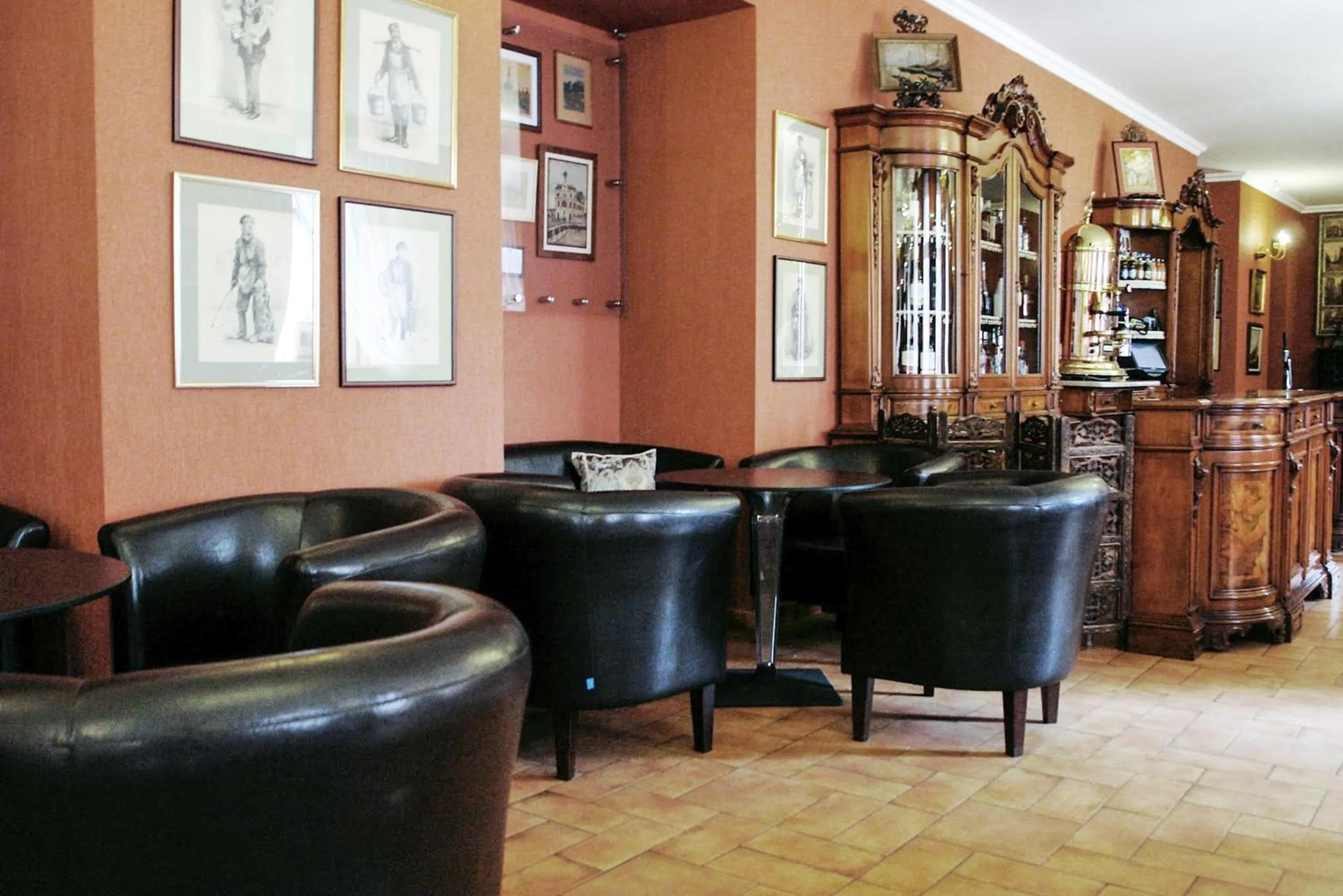 Restaurant/places to eat in Komoda Club Residence