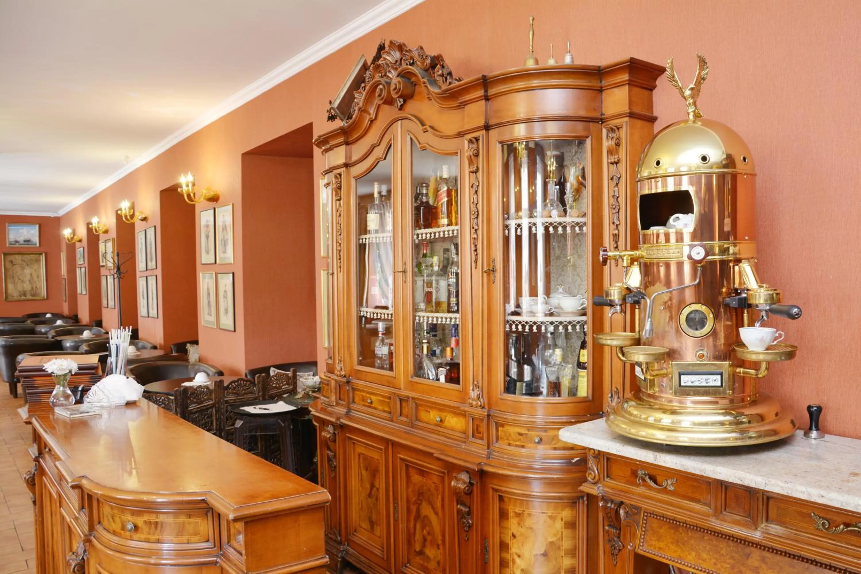 Restaurant/places to eat in Komoda Club Residence