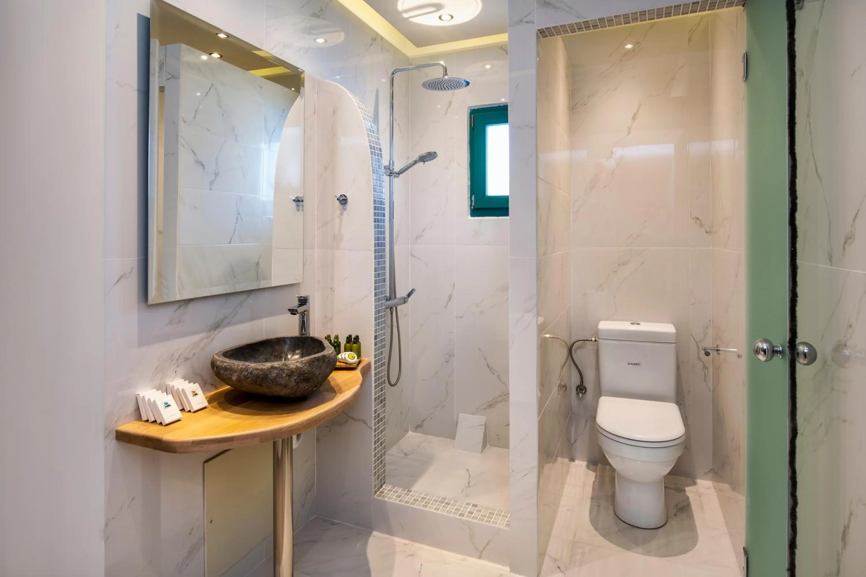 Toilet in Abrazo Villas