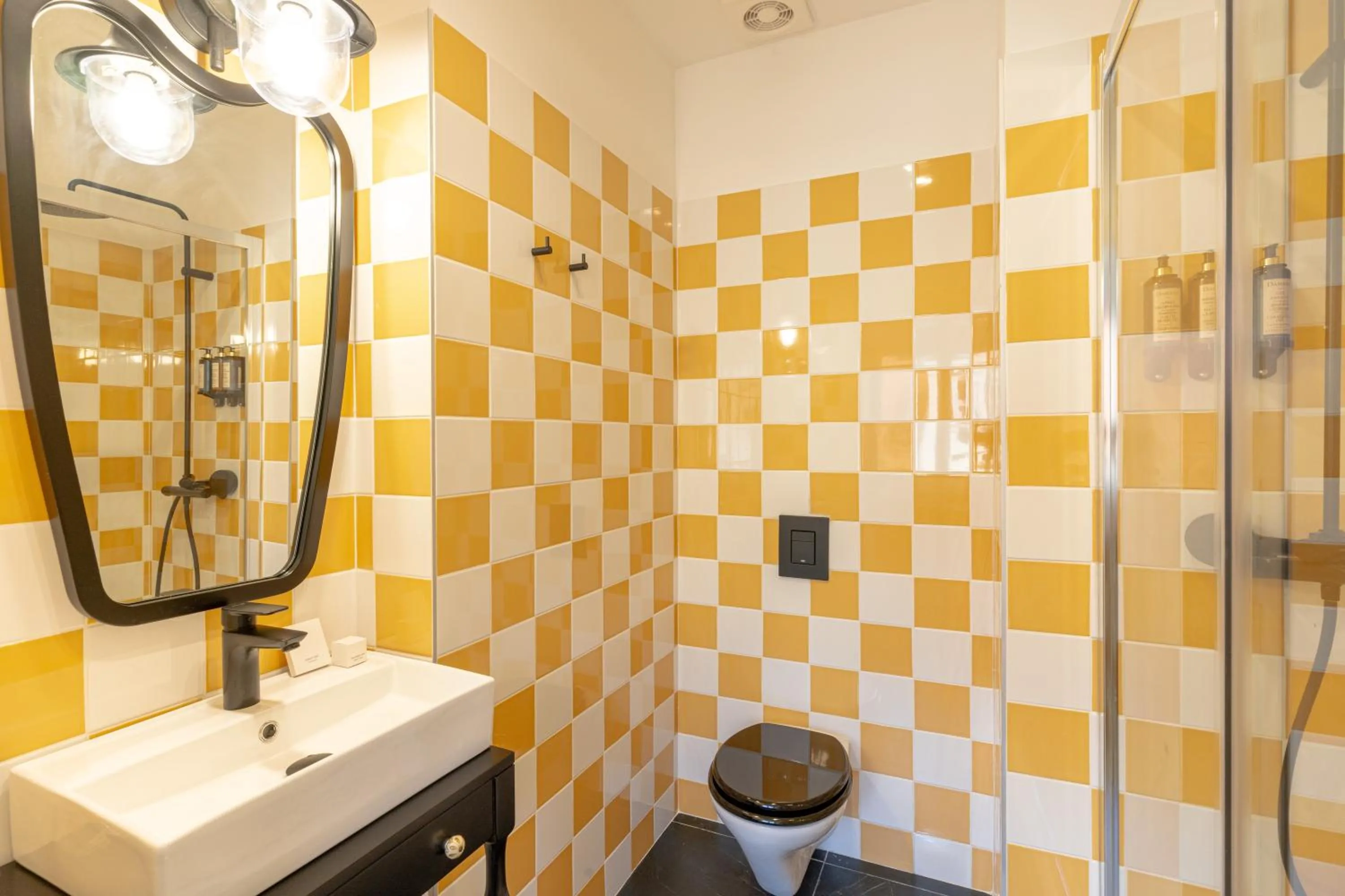 Shower in Westlight Lisboa Madalena