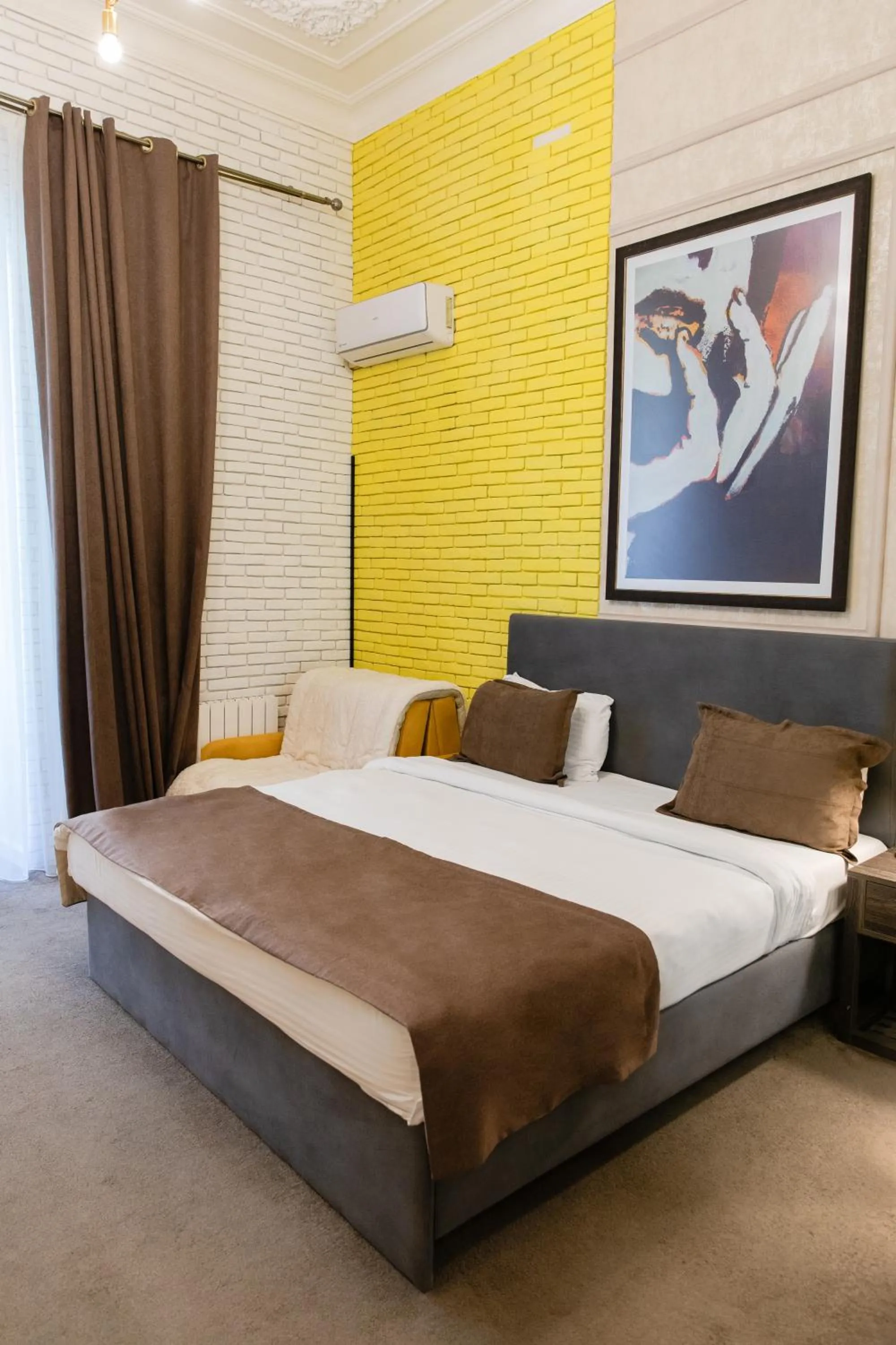 Bed in Zimmer Boutique Hotel