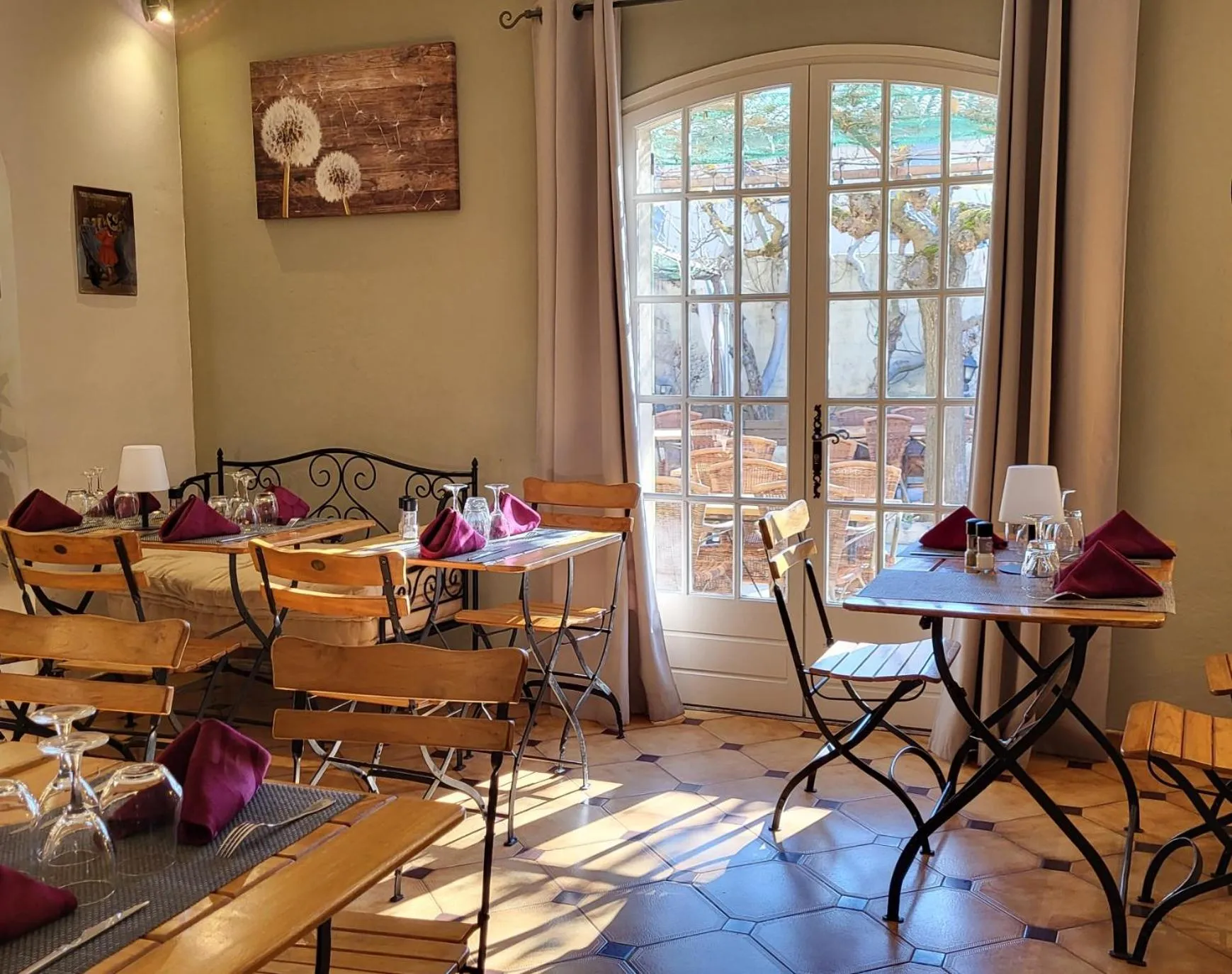 Restaurant/places to eat in Auberge de la Table Ronde