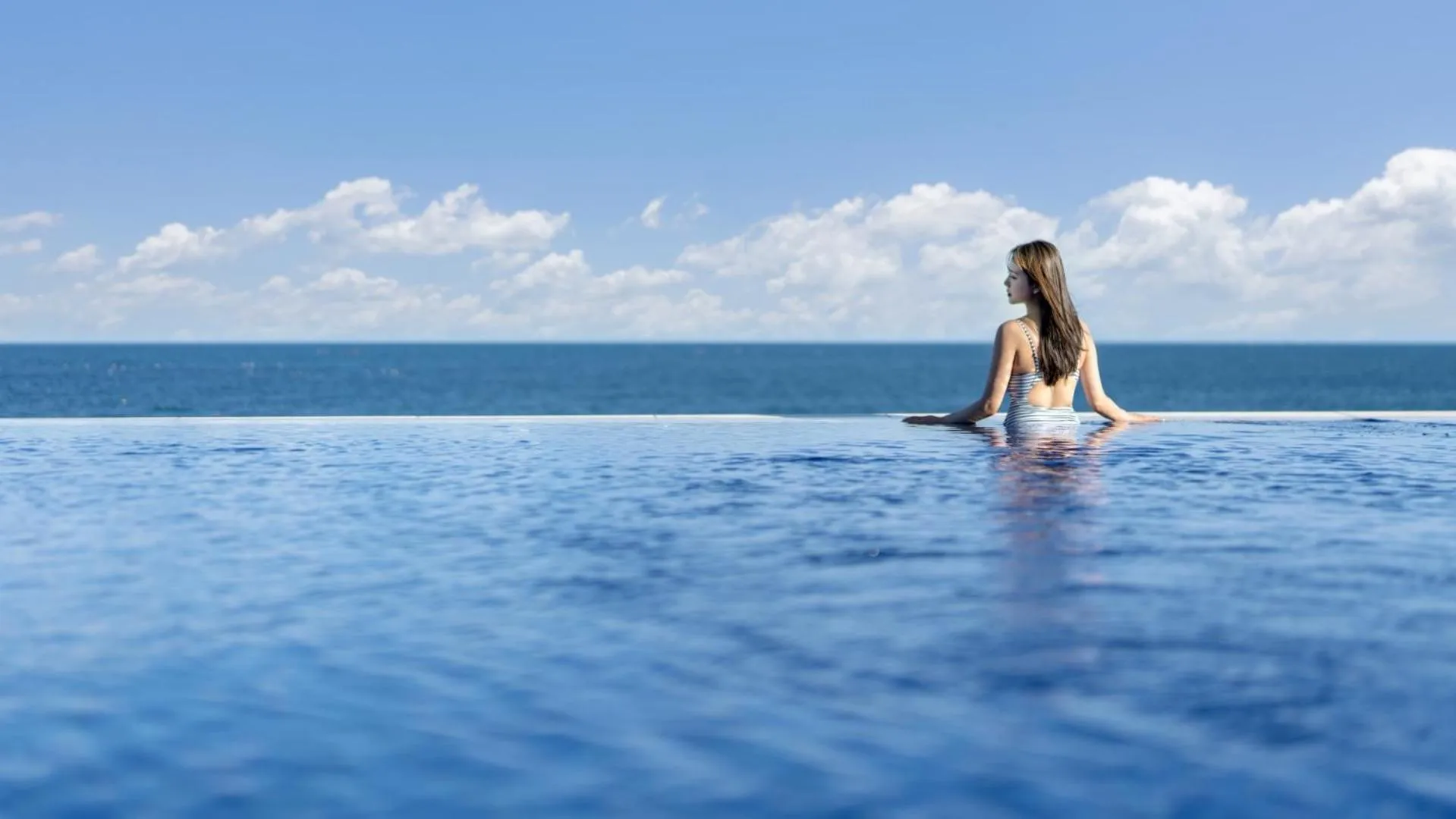 Swimming pool in Sharp & Flat Hotel