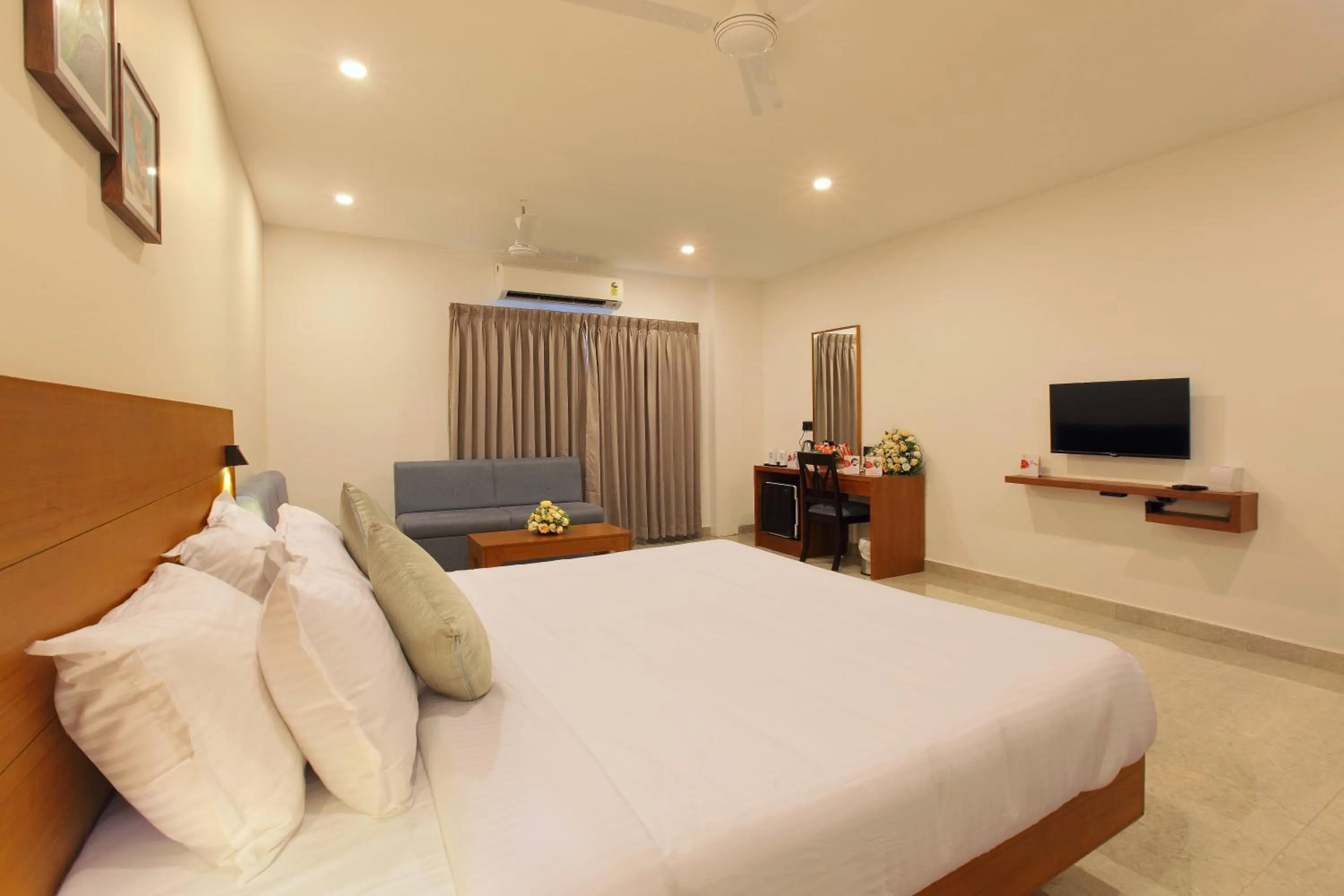 Communal lounge/ TV room, Bed in HOTEL PRINCE