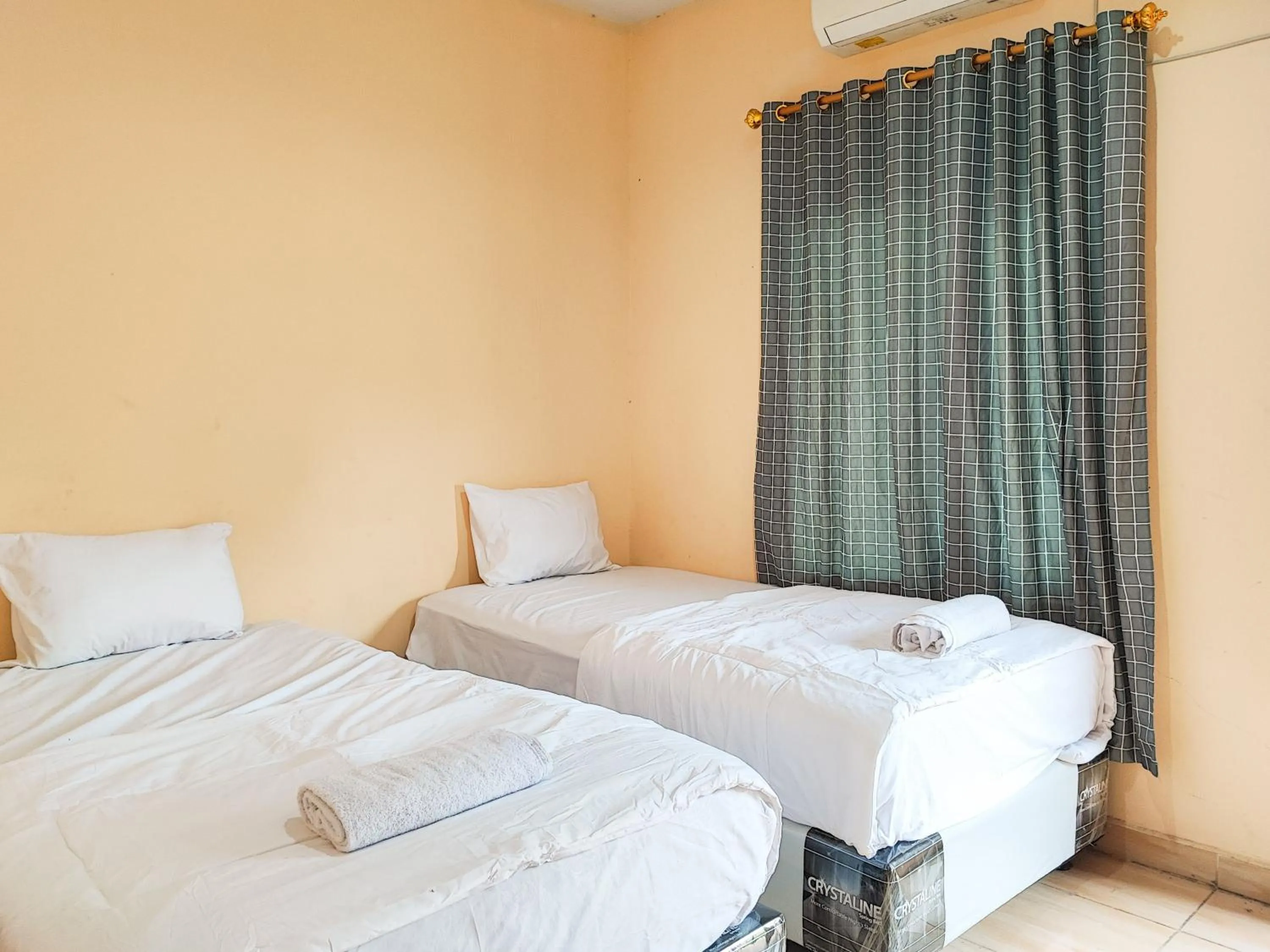 Bedroom, Bed in RedDoorz Syariah near Terminal Alam Barajo Jambi