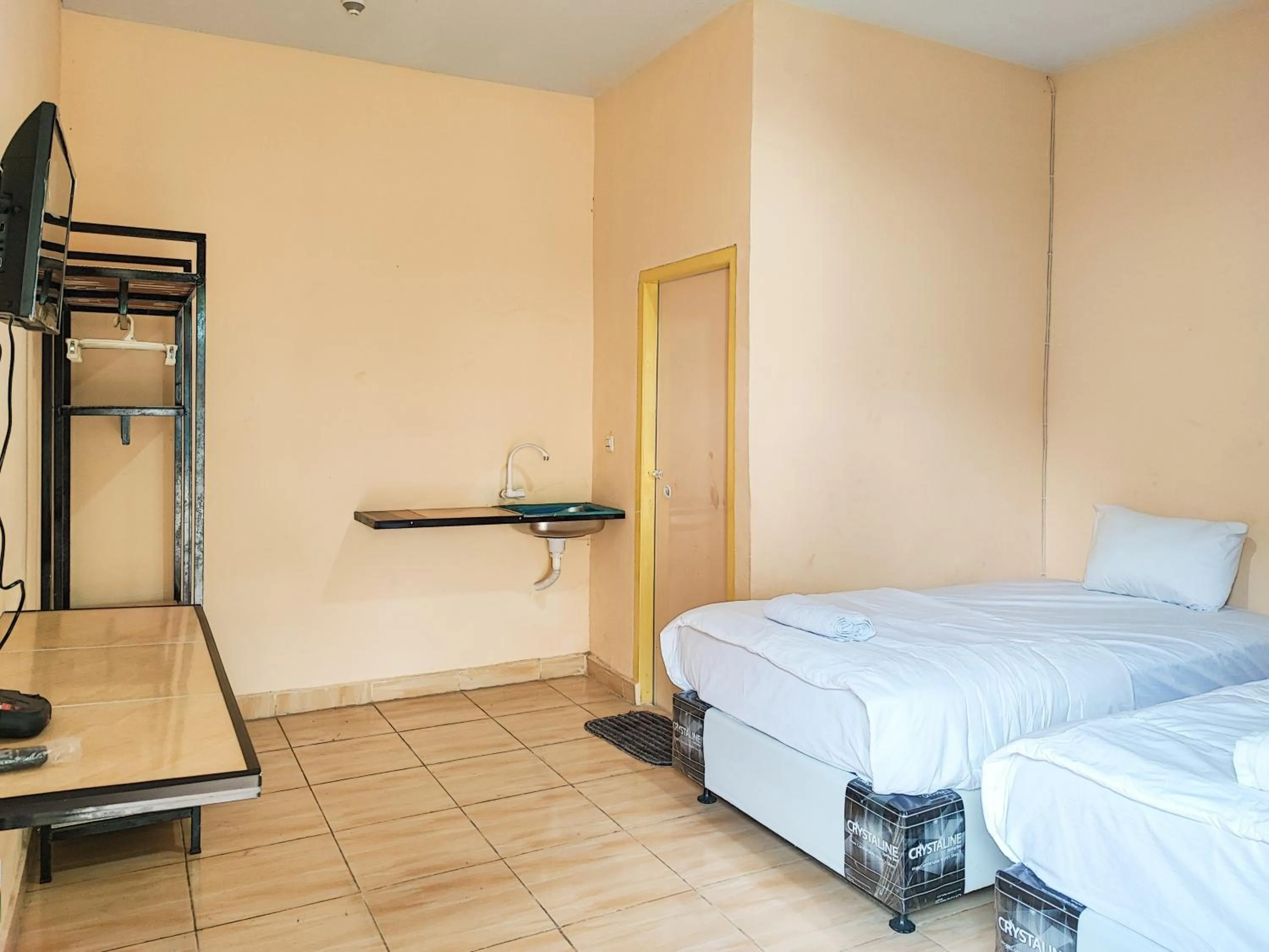 Bedroom, Bed in RedDoorz Syariah near Terminal Alam Barajo Jambi