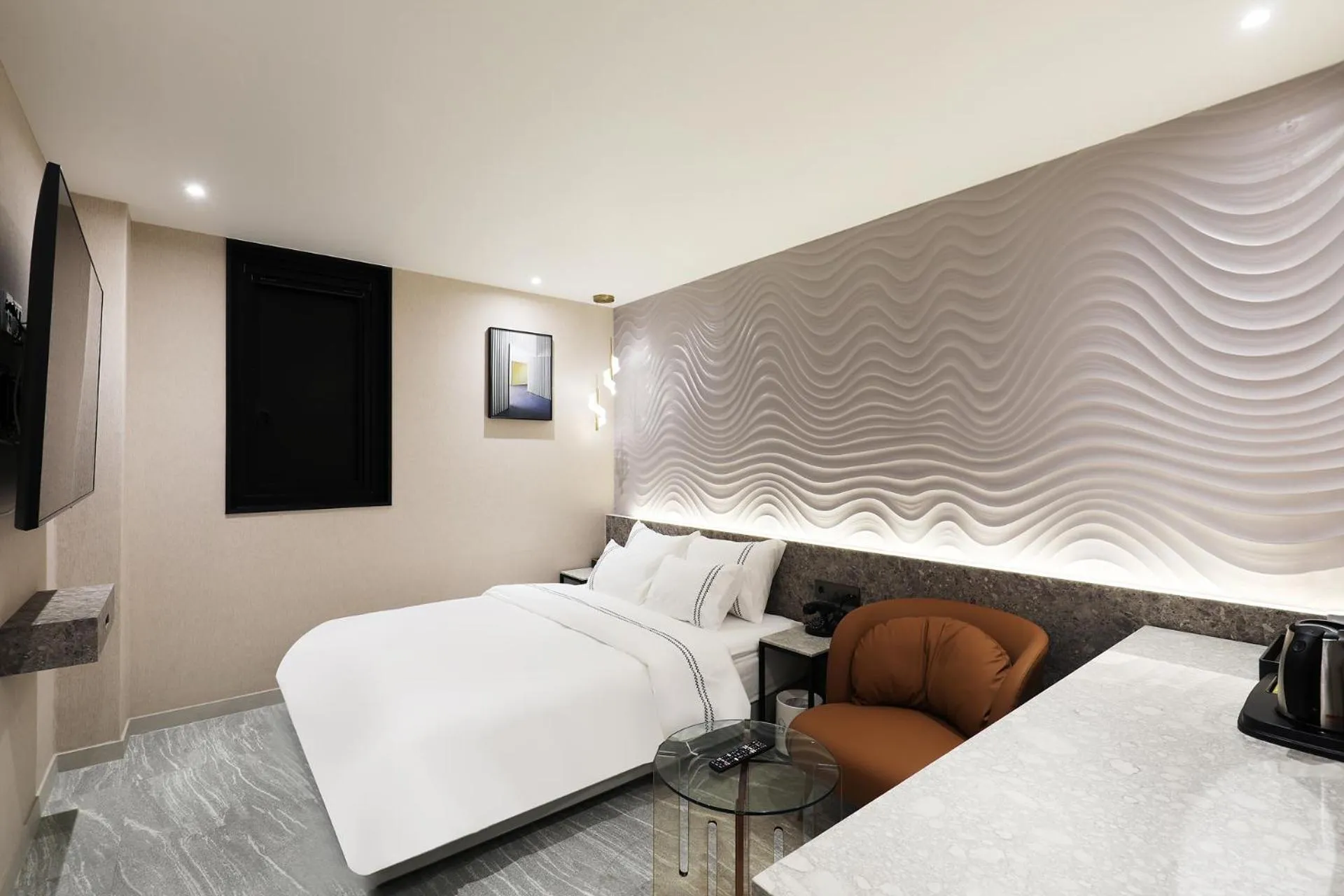 Property building, Bed in Mari Hotel