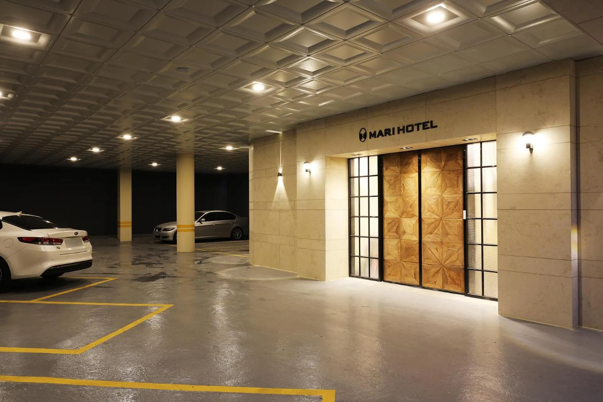 Property building in Mari Hotel