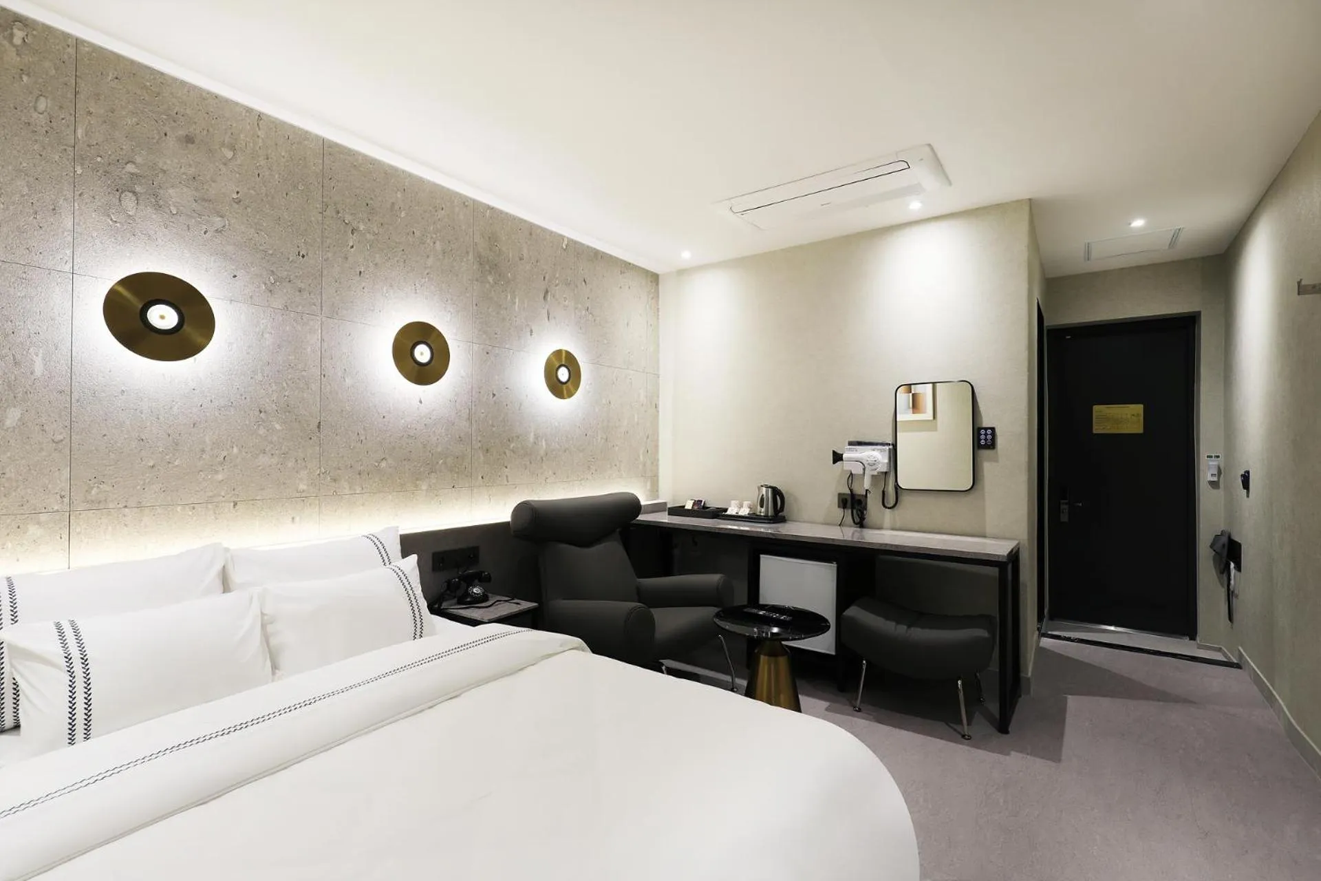 Property building, Bed in Mari Hotel