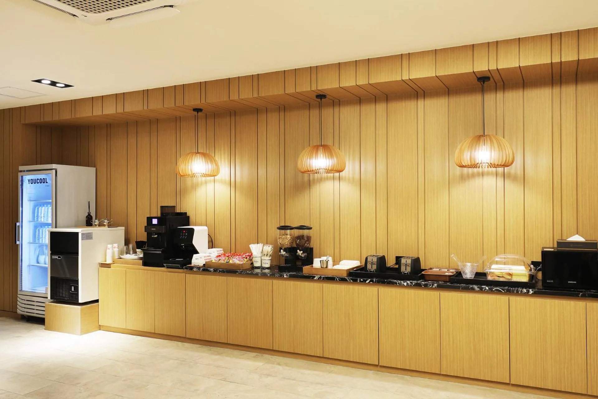 Restaurant/places to eat in Mari Hotel