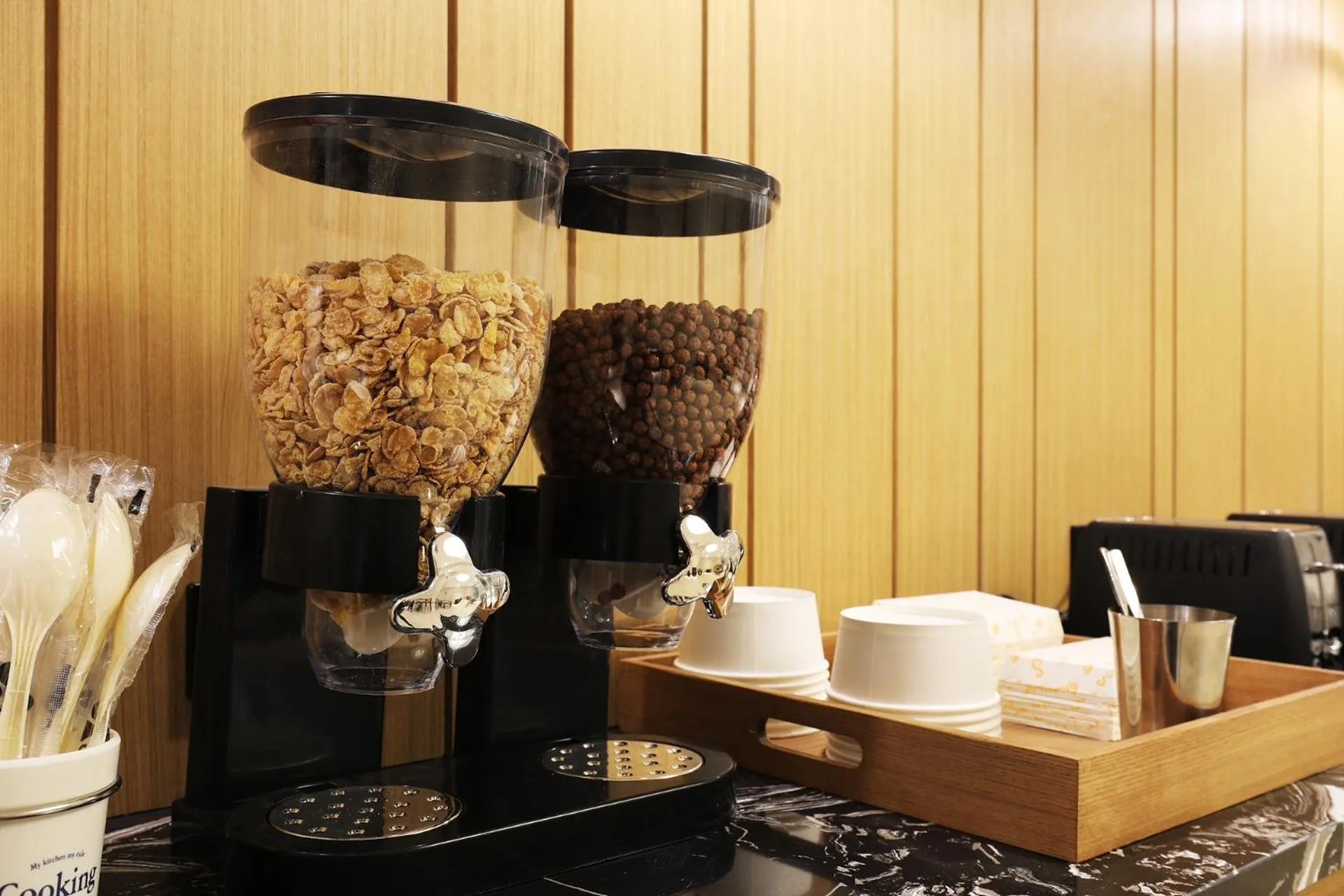 Restaurant/places to eat in Mari Hotel