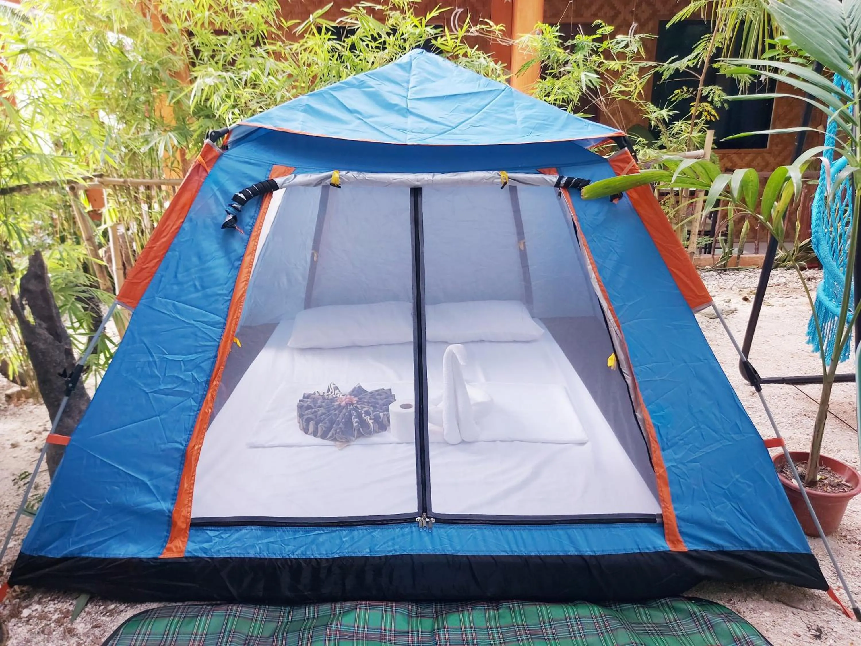 Facade/entrance, Bed in New Village Lodge
