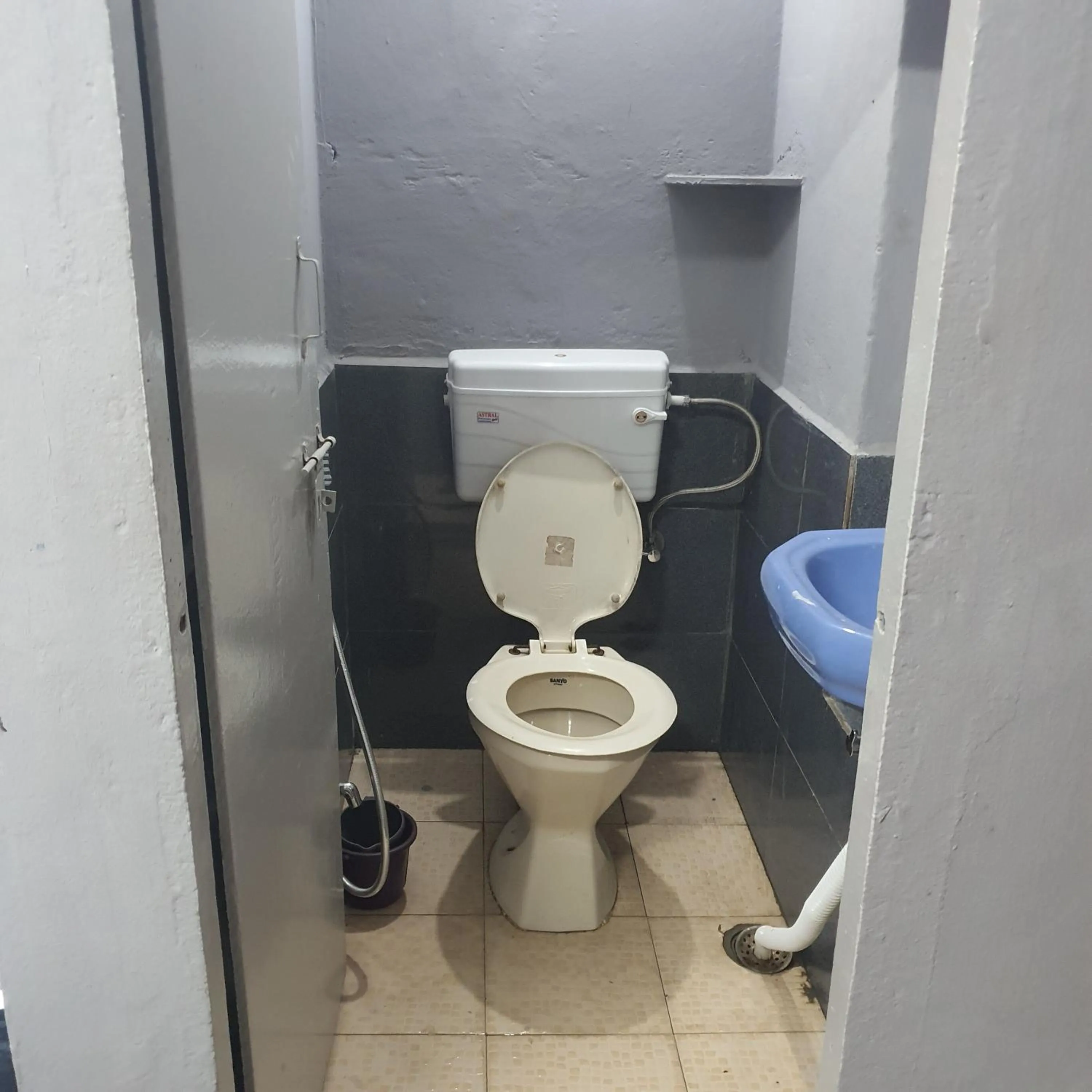 Hotel Family Stay Beside Railway Station