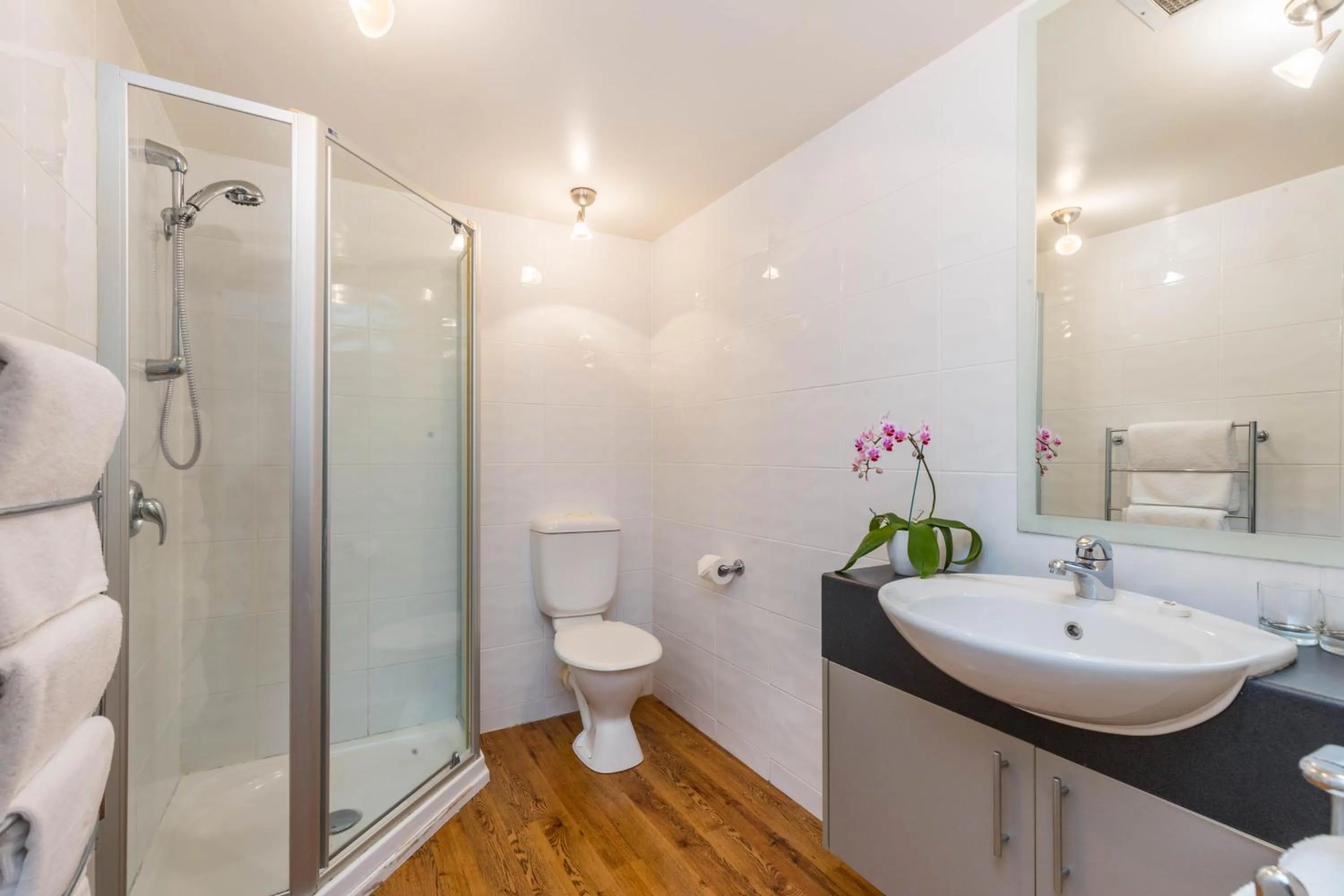 Shower in Emerald Inn on Takapuna Beach