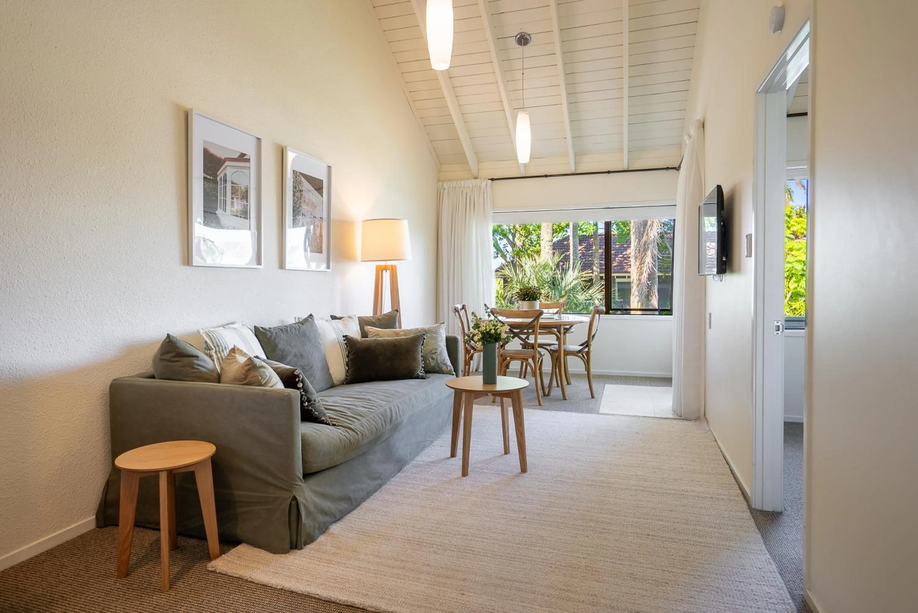 TV and multimedia in Emerald Inn on Takapuna Beach