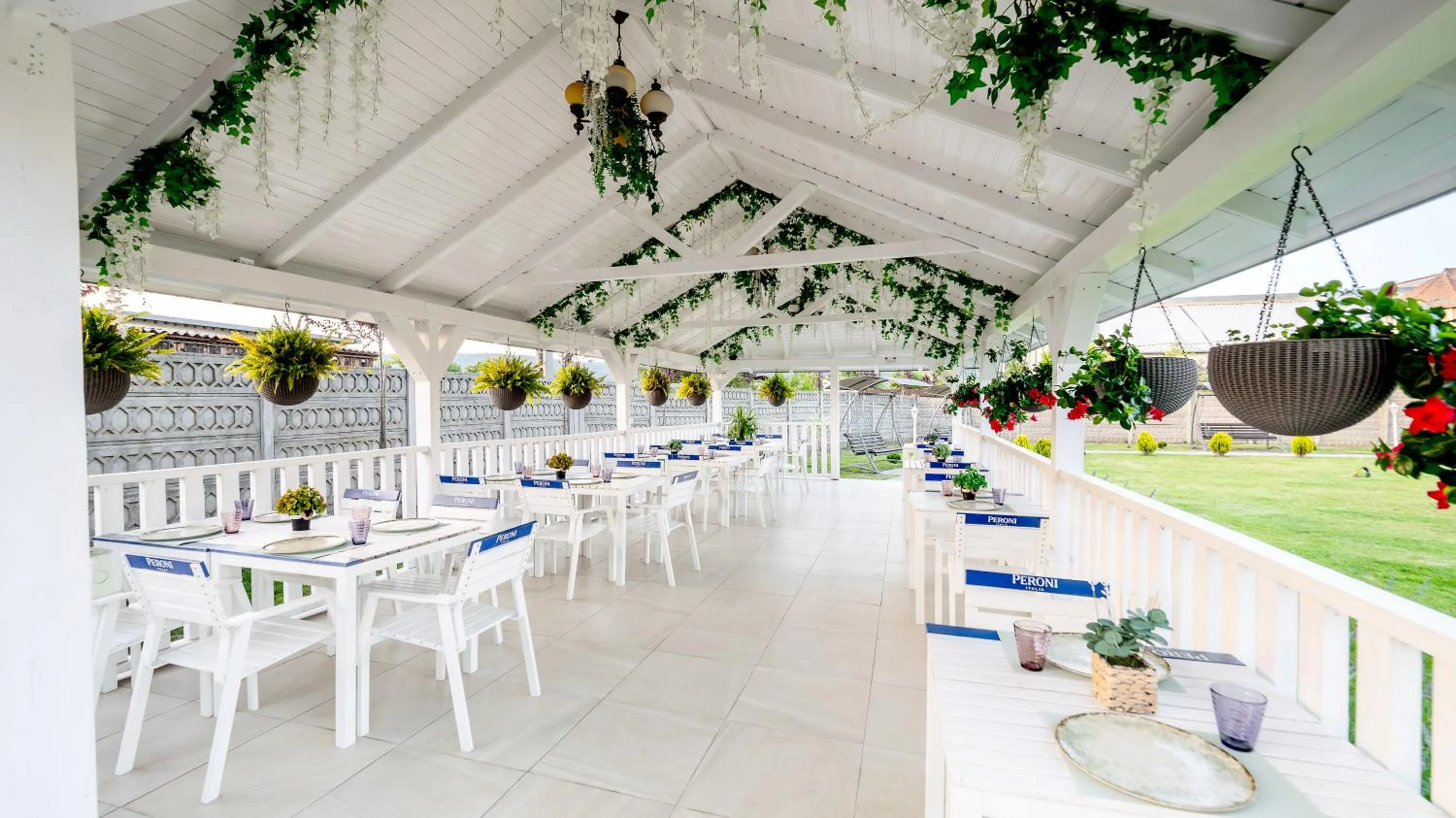 Restaurant/places to eat in Pensiunea Sarmis Cristal